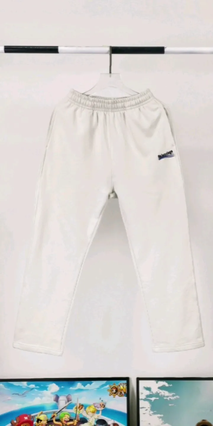 Real shot of the video————The top tested version of Balenciaga 21SS BLCG Balenciaga Wave Coke male and female couple stars the same style pure cotton terry trousers sweatpants casual pants classic and versatile style is here! With these pants, they look perfect no matter what outfit you wear! Get it now! Customized special fabrics, ready-to-wear washable, soft and comfortable to the touch.  460 grams of dust-free sweatshirt fabric, washed and cut. Imported environmentally friendly water glue is added to the garment and washed twice to ensure consistent printing. Customized wash mark. This year's sincere shorts LOGO adopts Japanese Tajima embroidery technology, and the printing is full and meticulous. Color: black/grey/off-white/blue Size: XS-L P:370