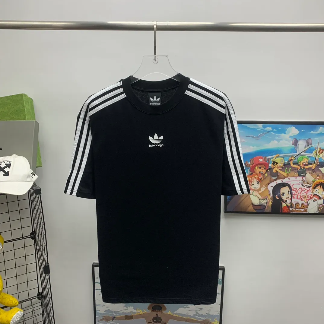 Top tested version 𝐁A𝐋EN𝐂IA𝐆A/Balenciaga three-ribbon classic co-branded T-shirt Fabric: 32 pieces of double yarn 240 grams - counter synchronization #The highest version on the market The original development of custom-woven fabrics is washed and treated with a full sense of thickness The texture is different from market products Highly restored #original mold opening Use imported elliptical machine printing Each print is neatly aligned No burrs Hand-printed front and rear platens Precision mesh production stencil Imported environmentally friendly pulp squeegee, the letters are clearly restored, the letter spacing is the same size as the original version, highly restored to 23ss, the best-selling model on the market, the same style for men and women size: xs s m l color: black white P: 290