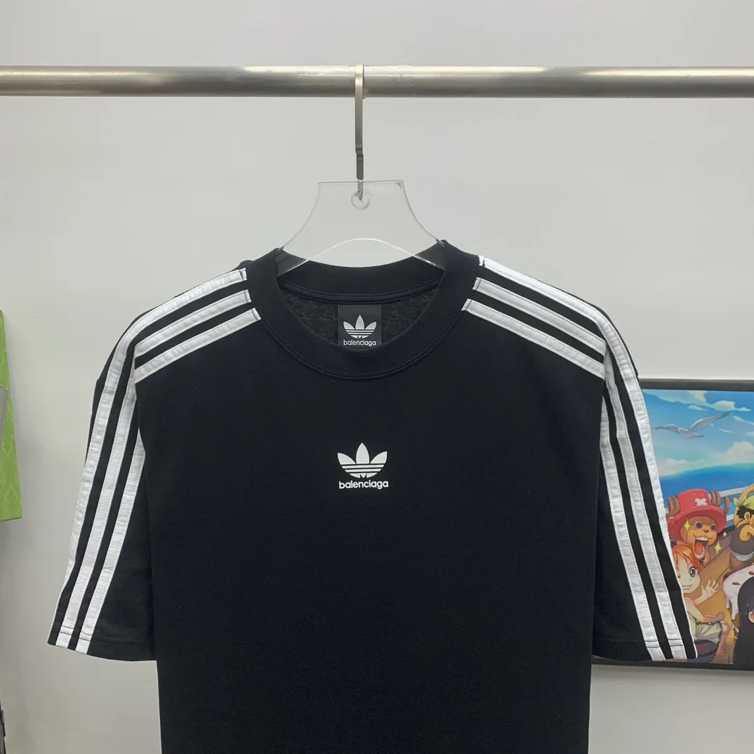 Top tested version 𝐁A𝐋EN𝐂IA𝐆A/Balenciaga three-ribbon classic co-branded T-shirt Fabric: 32 pieces of double yarn 240 grams - counter synchronization #The highest version on the market The original development of custom-woven fabrics is washed and treated with a full sense of thickness The texture is different from market products Highly restored #original mold opening Use imported elliptical machine printing Each print is neatly aligned No burrs Hand-printed front and rear platens Precision mesh production stencil Imported environmentally friendly pulp squeegee, the letters are clearly restored, the letter spacing is the same size as the original version, highly restored to 23ss, the best-selling model on the market, the same style for men and women size: xs s m l color: black white P: 290