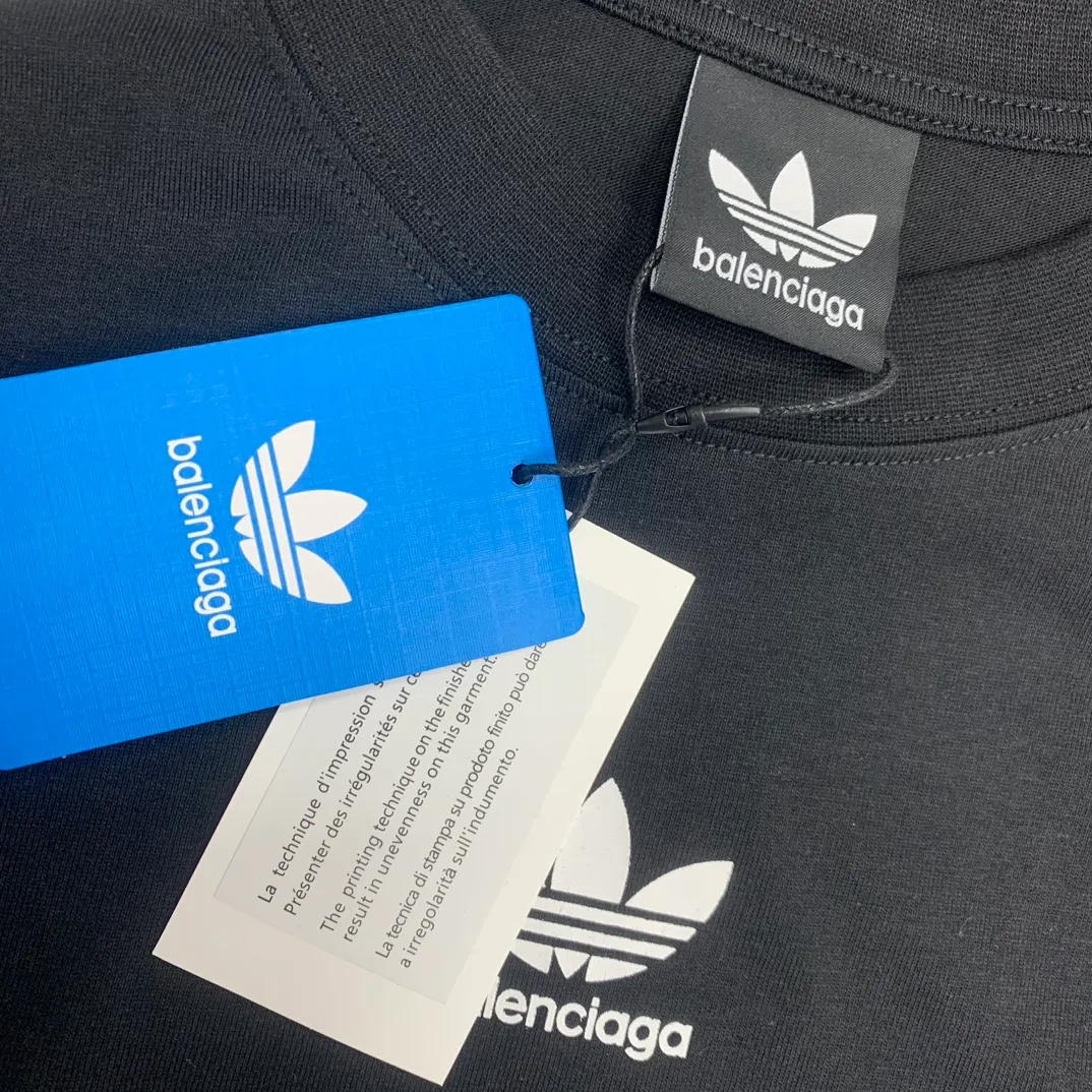 Top tested version 𝐁A𝐋EN𝐂IA𝐆A/Balenciaga three-ribbon classic co-branded T-shirt Fabric: 32 pieces of double yarn 240 grams - counter synchronization #The highest version on the market The original development of custom-woven fabrics is washed and treated with a full sense of thickness The texture is different from market products Highly restored #original mold opening Use imported elliptical machine printing Each print is neatly aligned No burrs Hand-printed front and rear platens Precision mesh production stencil Imported environmentally friendly pulp squeegee, the letters are clearly restored, the letter spacing is the same size as the original version, highly restored to 23ss, the best-selling model on the market, the same style for men and women size: xs s m l color: black white P: 290