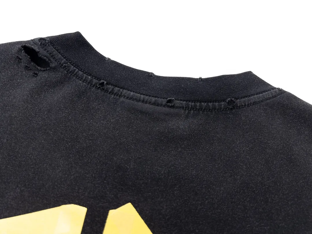 🅿️194 Detailed picture [Top version. Official website quality] BALENCI*GA/Paris. 23ss latest classic model. Tape pulp printing. Ready-to-wear washed and distressed short-sleeved T-shirt. Brick cabinet synchronization. The fabric is made of Paris ZP custom-woven and dyed 100% cotton double yarn compact cotton. The weight is 260 grams, the cloth surface is clean. The cloth pattern is clear, soft and comfortable, and the thread is dyed with no color difference. The classic pattern is printed with environmentally friendly imported materials, and the tape pattern is glued. The letters are clear and the effect is three-dimensional. Restored brick cabinet. The garments were washed and aged, and polished by many hands. Produced by ultra-heavy craftsmanship, the market currency is very different, welcome to compare.                                 Note⚠️ZP is made of iron gray garments that are washed and distressed. Pay attention to the big difference! Welcome to compare! The version adopts OS loose shoulder version. The same style for men and women. Code: BL223089 Color: iron gray, white, fluorescent green, gray blue, coffee color, fog blue, beige gray, burgundy, green, floral gray Size: XS S M L