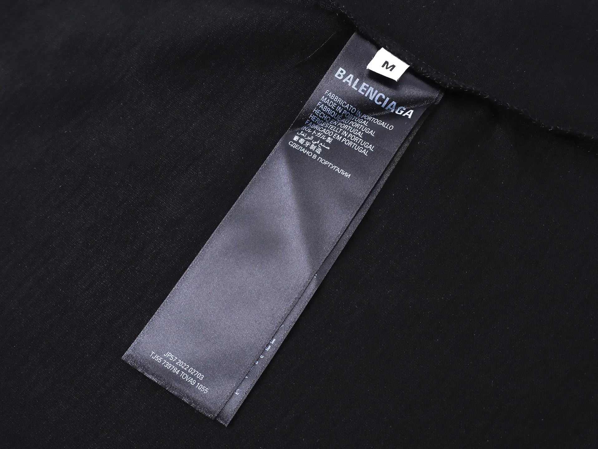🅿️250 Actual pictures [Top version. Official website quality] BALENCI*GA/Paris #2025 new style long-sleeved T-shirt with embroidered front and rear letter LOGO tape, full of design. Welcome to compare. The fabric is made of Paris ZP custom-woven and dyed cotton double yarn, weight 260 grams, clean cloth surface, clear cloth pattern, soft and comfortable. The threads are dyed with no color difference. The classic letter LOGO is embroidered with imported Tajima embroidery machine. The tape is stamped with imported transparent glue. The effect is three-dimensional. Restore the brick cabinet, adopt OS loose shoulder style. Same style for men and women. Code: BL255091 Color: Black Size: XS S M L