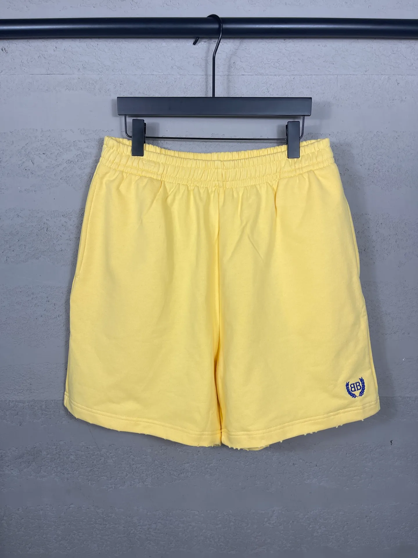 🅿️220 real photos [Top version. Official website quality] BALENCI*GA/Paris. 2025 new model. The wheat ear LOGO embroidery on the front is washed, distressed and frayed shorts. The brick cabinet is synchronized. The original product is developed at the first time, please print and compare! The fabric is made of Paris ZP custom-woven and dyed 100% cotton terry sweatshirt. The weight is 460 grams. The cloth surface is clean. The cloth pattern is clear and the hand feels soft and comfortable. The embroidery is embroidered with an imported Tajima embroidery machine. The letters are clear and the effect is three-dimensional. The version adopts a loose version. Same style for men and women. Code: BL257007 Color: washed black, yellow Size: XS S M L