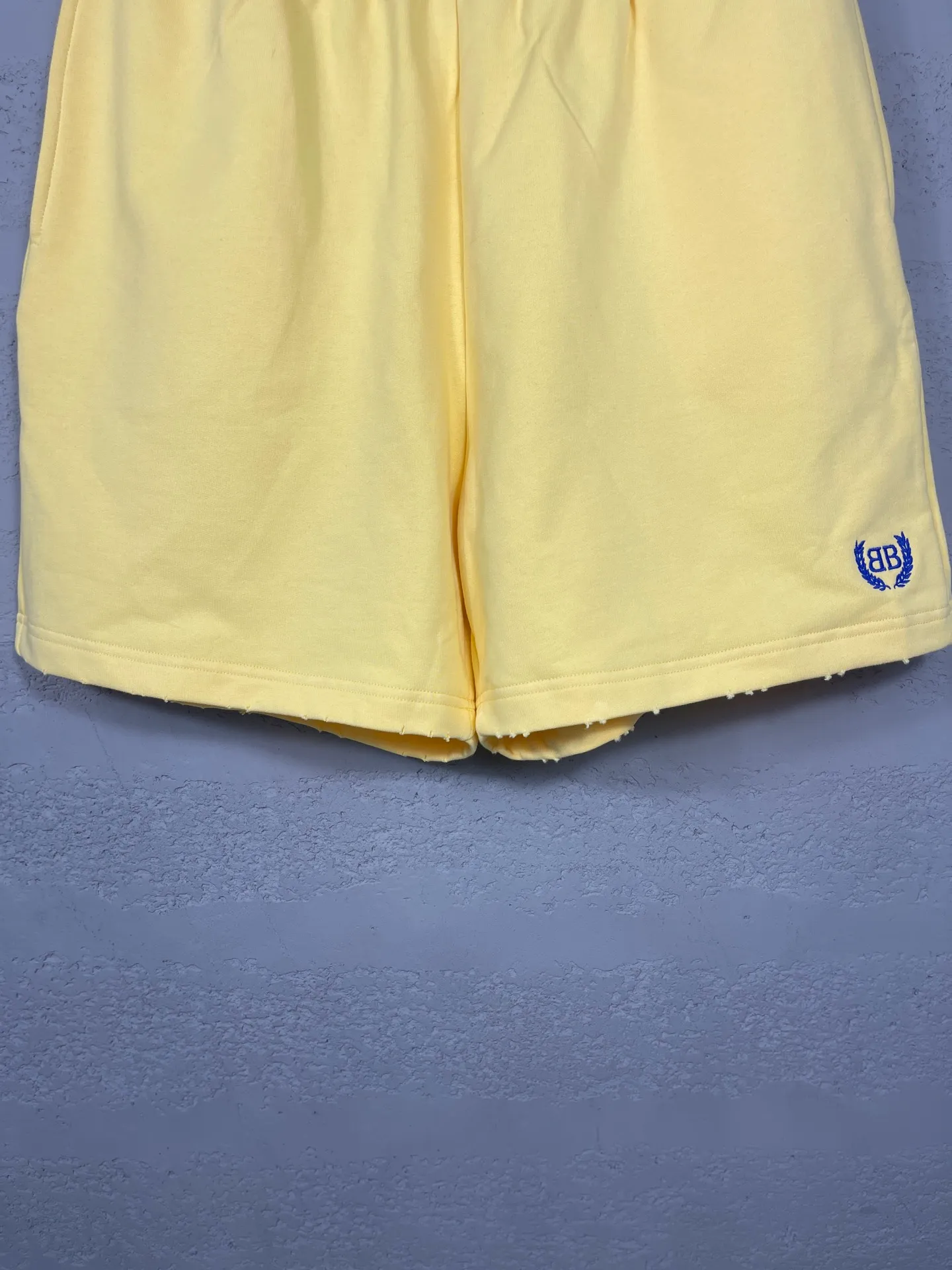 🅿️220 real photos [Top version. Official website quality] BALENCI*GA/Paris. 2025 new model. The wheat ear LOGO embroidery on the front is washed, distressed and frayed shorts. The brick cabinet is synchronized. The original product is developed at the first time, please print and compare! The fabric is made of Paris ZP custom-woven and dyed 100% cotton terry sweatshirt. The weight is 460 grams. The cloth surface is clean. The cloth pattern is clear and the hand feels soft and comfortable. The embroidery is embroidered with an imported Tajima embroidery machine. The letters are clear and the effect is three-dimensional. The version adopts a loose version. Same style for men and women. Code: BL257007 Color: washed black, yellow Size: XS S M L