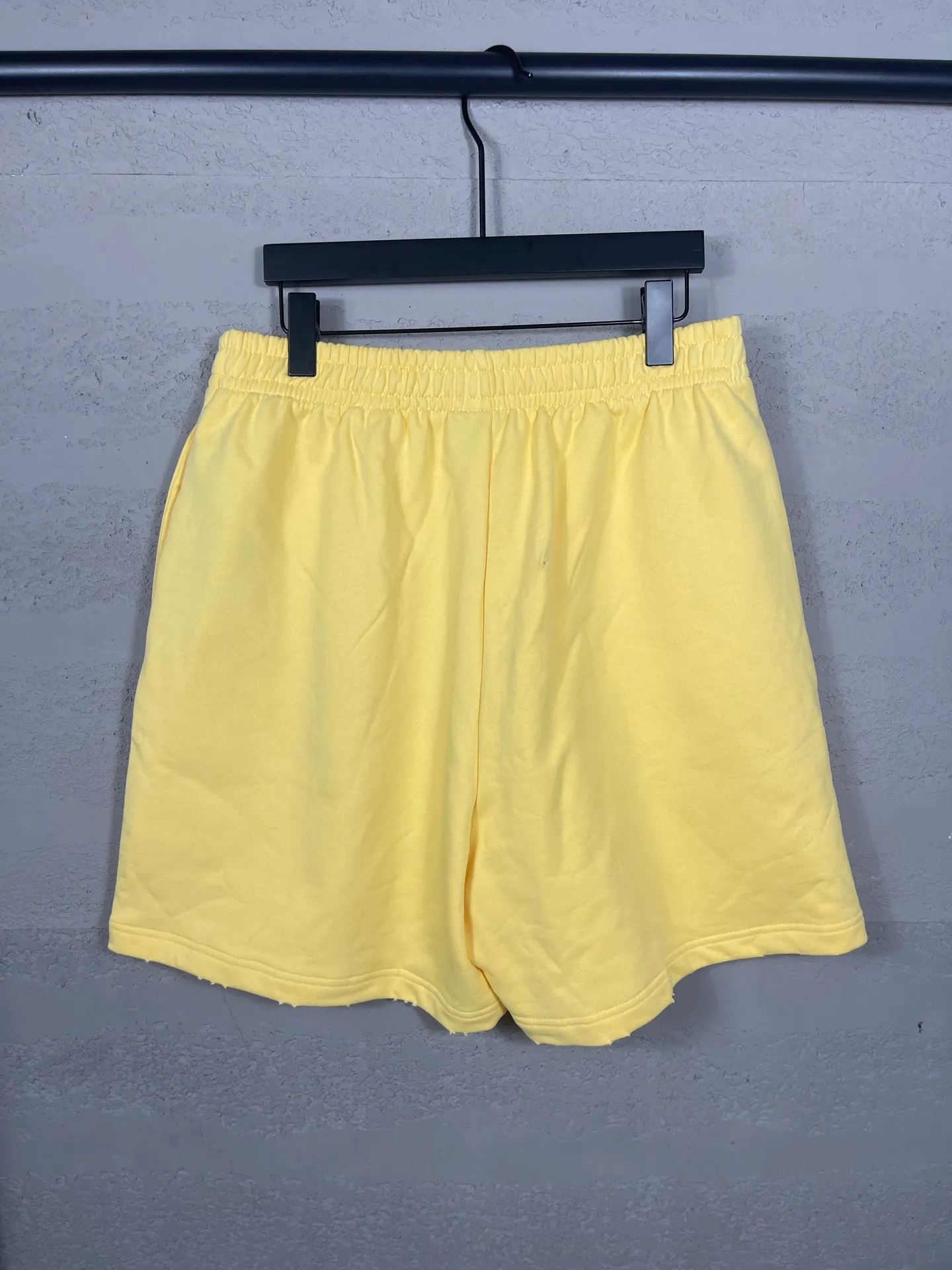 🅿️220 real photos [Top version. Official website quality] BALENCI*GA/Paris. 2025 new model. The wheat ear LOGO embroidery on the front is washed, distressed and frayed shorts. The brick cabinet is synchronized. The original product is developed at the first time, please print and compare! The fabric is made of Paris ZP custom-woven and dyed 100% cotton terry sweatshirt. The weight is 460 grams. The cloth surface is clean. The cloth pattern is clear and the hand feels soft and comfortable. The embroidery is embroidered with an imported Tajima embroidery machine. The letters are clear and the effect is three-dimensional. The version adopts a loose version. Same style for men and women. Code: BL257007 Color: washed black, yellow Size: XS S M L