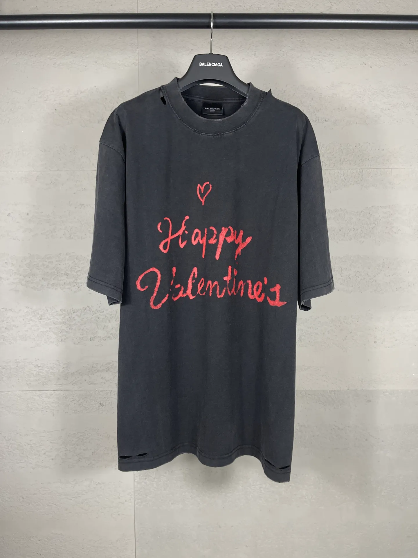 🅿️190 real photos [Top version. Official website quality] BALENCI*GA/Paris.SS25 latest model, Paris Valentine’s Day limited edition. English direct-printed short-sleeved T-shirts on the front and back. Brick cabinet synchronization. Genuine products are developed at the first time. Welcome to compare! . The fabric is made of Paris ZP custom-woven and dyed cotton double yarn. Weighing 260 grams, the cloth surface is clean. The cloth pattern is clear, soft and comfortable. The threads are dyed with no color difference. The printing uses direct-injection environmentally friendly imported materials. The letters are clear and the effect is three-dimensional. The version adopts OS loose shoulder design. Same style for men and women. Code: BL253661 Color: washed black, gray and white. Size: XS S M L