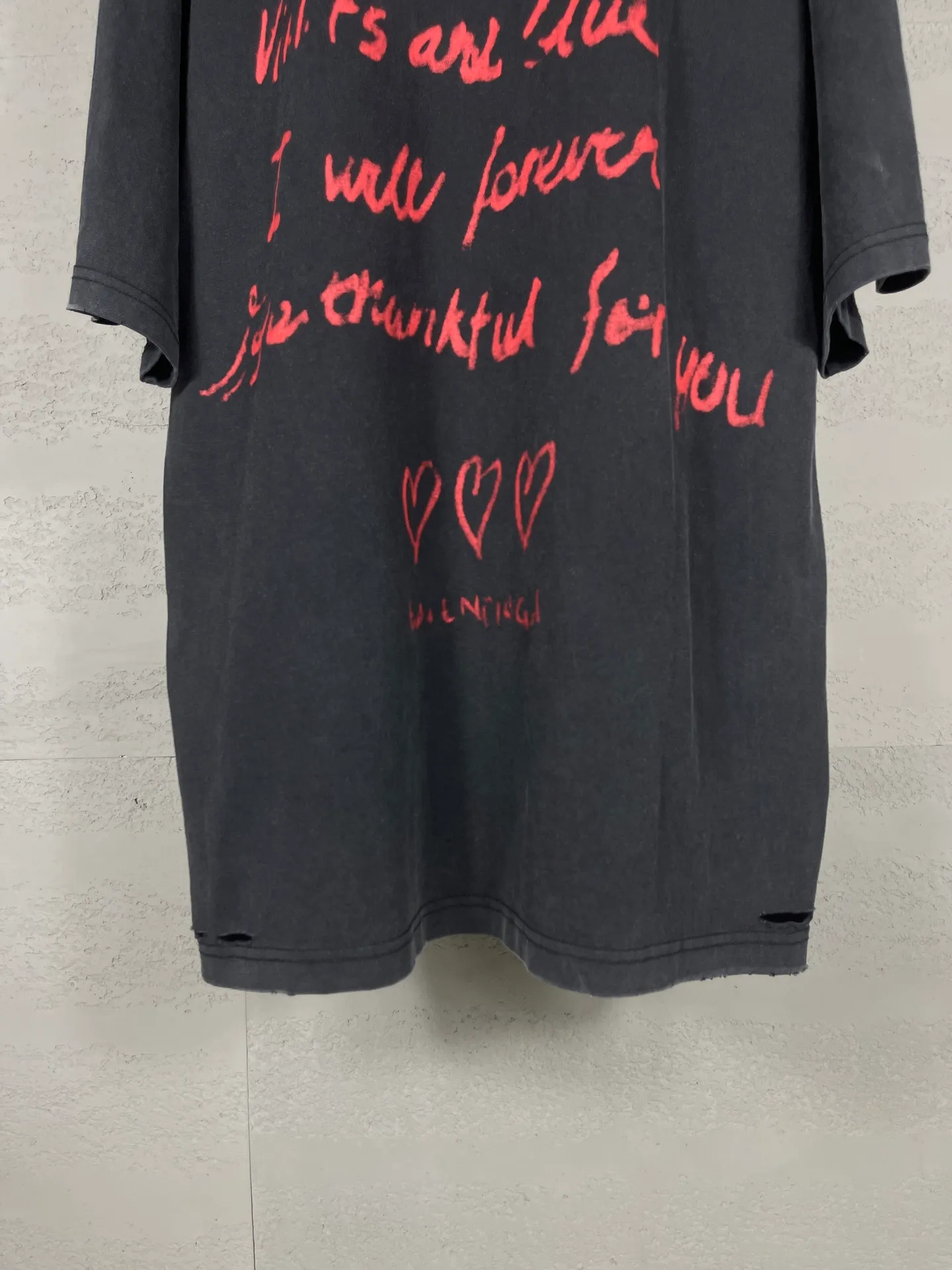 🅿️190 real photos [Top version. Official website quality] BALENCI*GA/Paris.SS25 latest model, Paris Valentine’s Day limited edition. English direct-printed short-sleeved T-shirts on the front and back. Brick cabinet synchronization. Genuine products are developed at the first time. Welcome to compare! . The fabric is made of Paris ZP custom-woven and dyed cotton double yarn. Weighing 260 grams, the cloth surface is clean. The cloth pattern is clear, soft and comfortable. The threads are dyed with no color difference. The printing uses direct-injection environmentally friendly imported materials. The letters are clear and the effect is three-dimensional. The version adopts OS loose shoulder design. Same style for men and women. Code: BL253661 Color: washed black, gray and white. Size: XS S M L