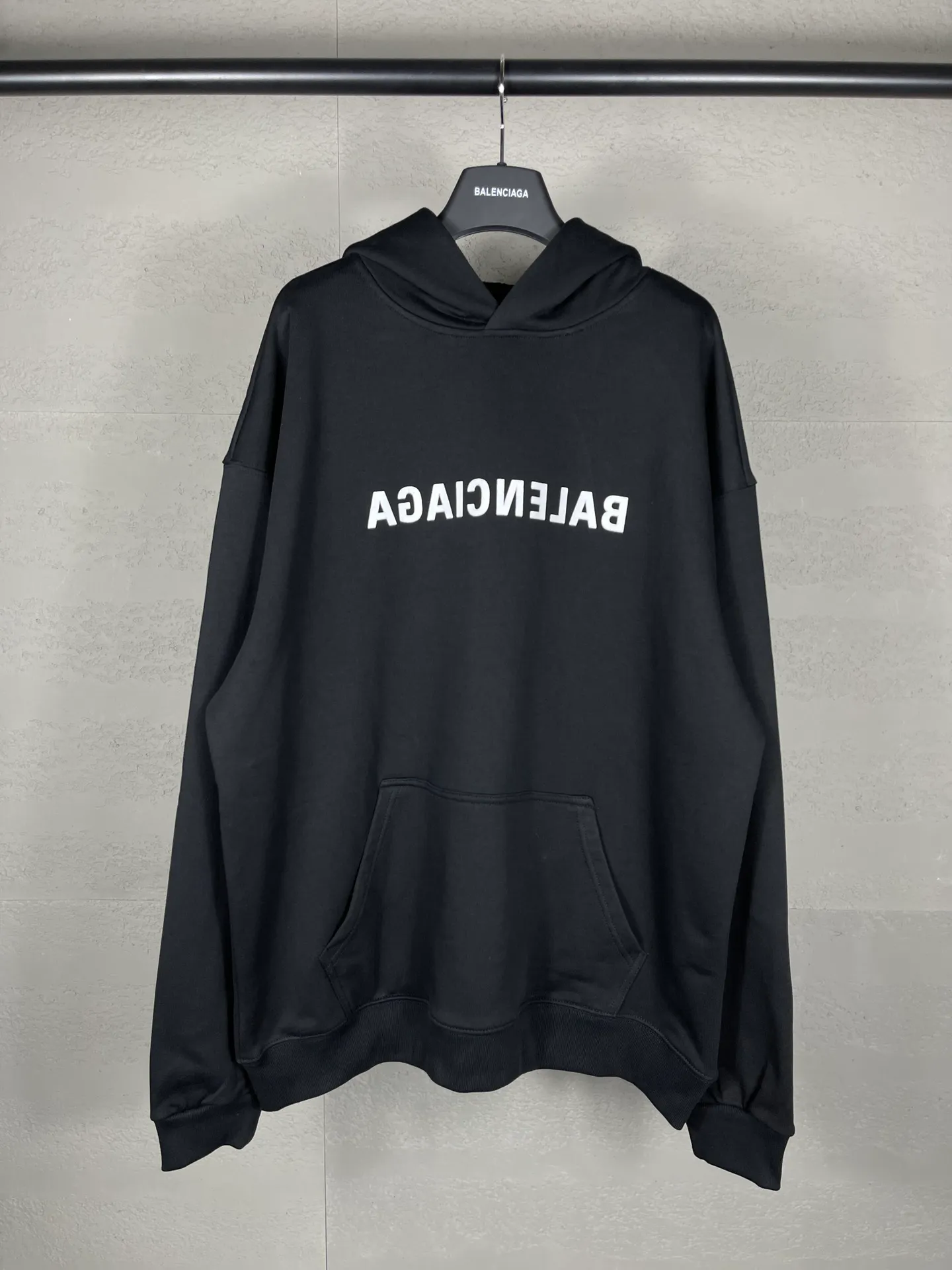 🅿️290 real photos [Top version. Official website quality] BALENCI*GA/Paris BALENCI*GA#2023 new autumn and winter style, front-printed reverse mirror LOGO hooded sweatshirt. Brick cabinet synchronization. The fabric is made of Paris ZP custom-woven and dyed cotton sweatshirt. The weight is 450 grams. The cloth surface is clean. The cloth pattern is clear. Soft and comfortable. Good color fastness. Not easy to change color. The threads are woven and dyed with no color difference. The printing uses imported environmentally friendly rubber paddles, precision stencils, fine LOGO letters, clear letters, no burrs, and a three-dimensional effect. Restore brick cabinet. The version adopts OS loose shoulder version. Same style for men and women. Code: BL238069 Color: black. Size: XS S M L