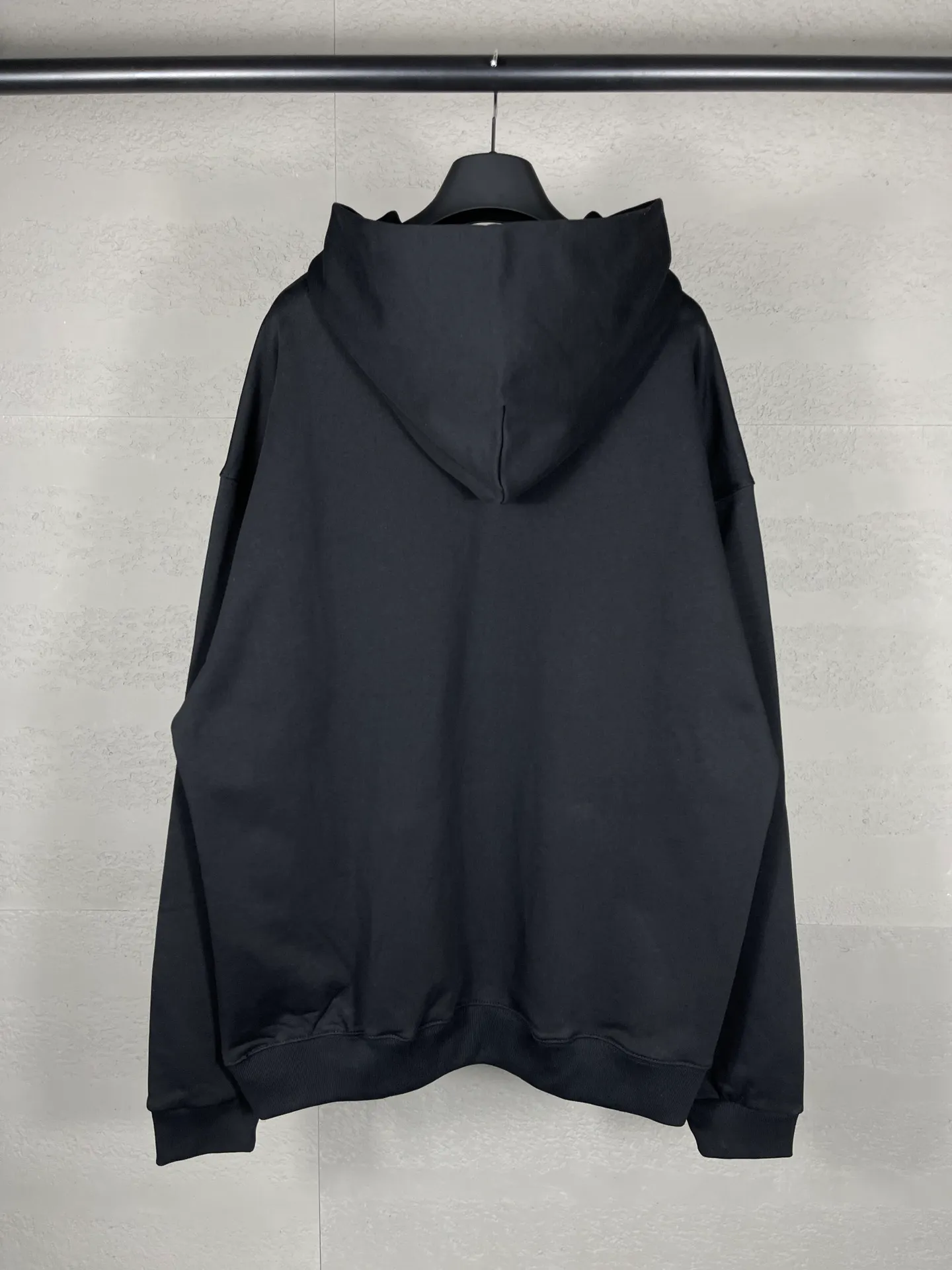🅿️290 real photos [Top version. Official website quality] BALENCI*GA/Paris BALENCI*GA#2023 new autumn and winter style, front-printed reverse mirror LOGO hooded sweatshirt. Brick cabinet synchronization. The fabric is made of Paris ZP custom-woven and dyed cotton sweatshirt. The weight is 450 grams. The cloth surface is clean. The cloth pattern is clear. Soft and comfortable. Good color fastness. Not easy to change color. The threads are woven and dyed with no color difference. The printing uses imported environmentally friendly rubber paddles, precision stencils, fine LOGO letters, clear letters, no burrs, and a three-dimensional effect. Restore brick cabinet. The version adopts OS loose shoulder version. Same style for men and women. Code: BL238069 Color: black. Size: XS S M L