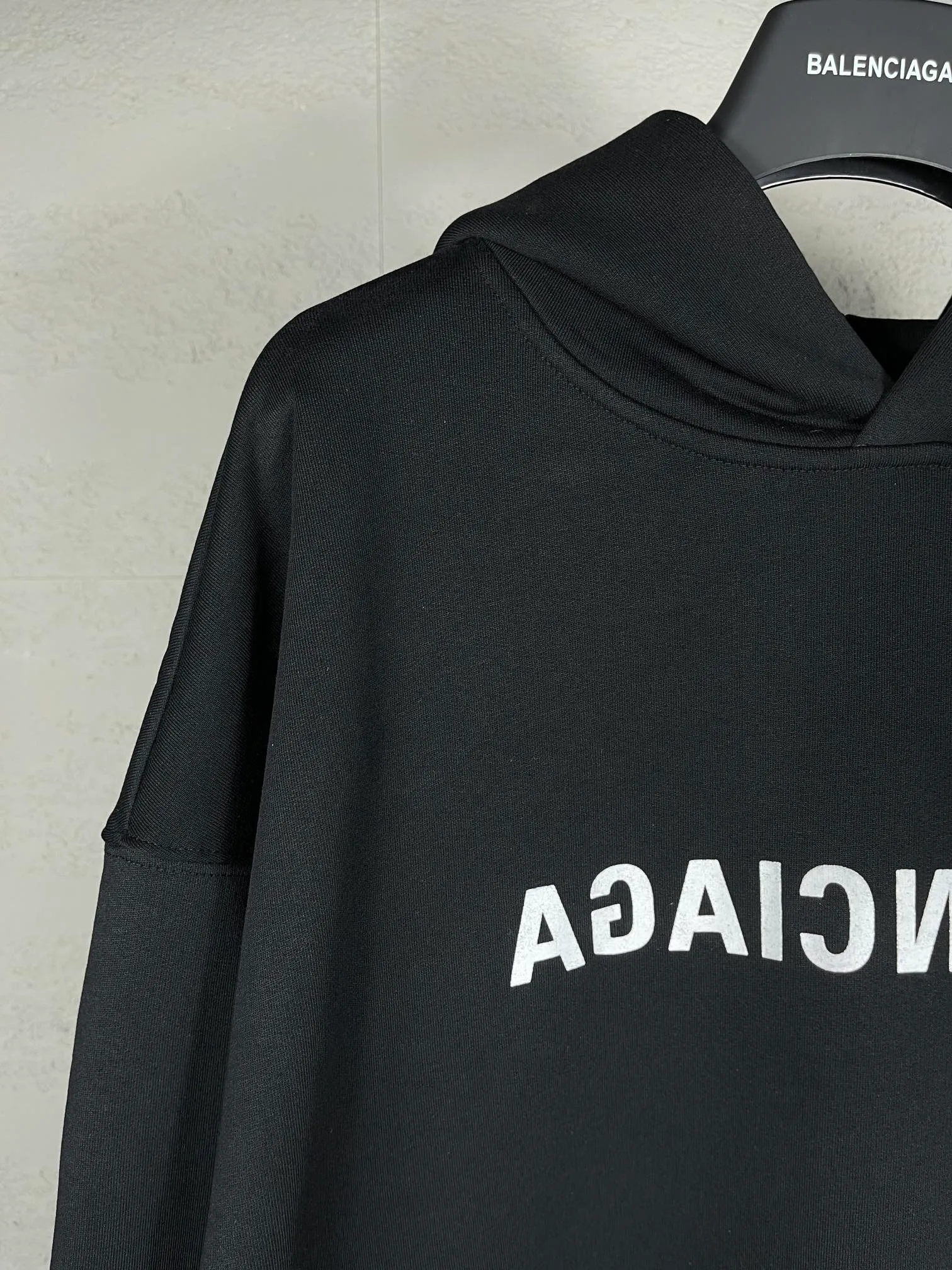 🅿️290 real photos [Top version. Official website quality] BALENCI*GA/Paris BALENCI*GA#2023 new autumn and winter style, front-printed reverse mirror LOGO hooded sweatshirt. Brick cabinet synchronization. The fabric is made of Paris ZP custom-woven and dyed cotton sweatshirt. The weight is 450 grams. The cloth surface is clean. The cloth pattern is clear. Soft and comfortable. Good color fastness. Not easy to change color. The threads are woven and dyed with no color difference. The printing uses imported environmentally friendly rubber paddles, precision stencils, fine LOGO letters, clear letters, no burrs, and a three-dimensional effect. Restore brick cabinet. The version adopts OS loose shoulder version. Same style for men and women. Code: BL238069 Color: black. Size: XS S M L