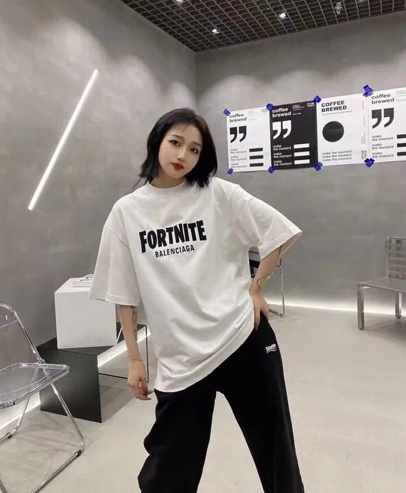 ♻️💯Reference model picture for the upper body❤️The top tested version of BALENCIAGA FORTNITE 10000 needle embroidery for men and women, the same style pure cotton loose short-sleeved T-shirt. The printing on the front and back are all made of 3S cherry blossom thread, and the machine uses Tajima embroidery machine imported from Japan. You can see the accuracy of the embroidery. There are no connecting lines between each letter, and the mold is arranged separately. Each letter/word is a printing group. The thread is cut after being embroidered, and there is absolutely no connecting line to embroider the next group. Therefore, the overall printing is refreshing and clear. The cost is huge, and the front and back printing takes an average of 10 minutes per set. One machine can produce 6 pieces per hour. The fabric is made of 24S 260g double yarn cotton fabric, which is full of drape and has good sweat absorption and breathability. Color: black, red Size: XS-L P:280