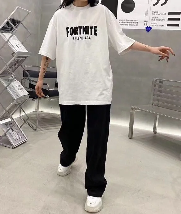 ♻️💯Reference model picture for the upper body❤️The top tested version of BALENCIAGA FORTNITE 10000 needle embroidery for men and women, the same style pure cotton loose short-sleeved T-shirt. The printing on the front and back are all made of 3S cherry blossom thread, and the machine uses Tajima embroidery machine imported from Japan. You can see the accuracy of the embroidery. There are no connecting lines between each letter, and the mold is arranged separately. Each letter/word is a printing group. The thread is cut after being embroidered, and there is absolutely no connecting line to embroider the next group. Therefore, the overall printing is refreshing and clear. The cost is huge, and the front and back printing takes an average of 10 minutes per set. One machine can produce 6 pieces per hour. The fabric is made of 24S 260g double yarn cotton fabric, which is full of drape and has good sweat absorption and breathability. Color: black, red Size: XS-L P:280