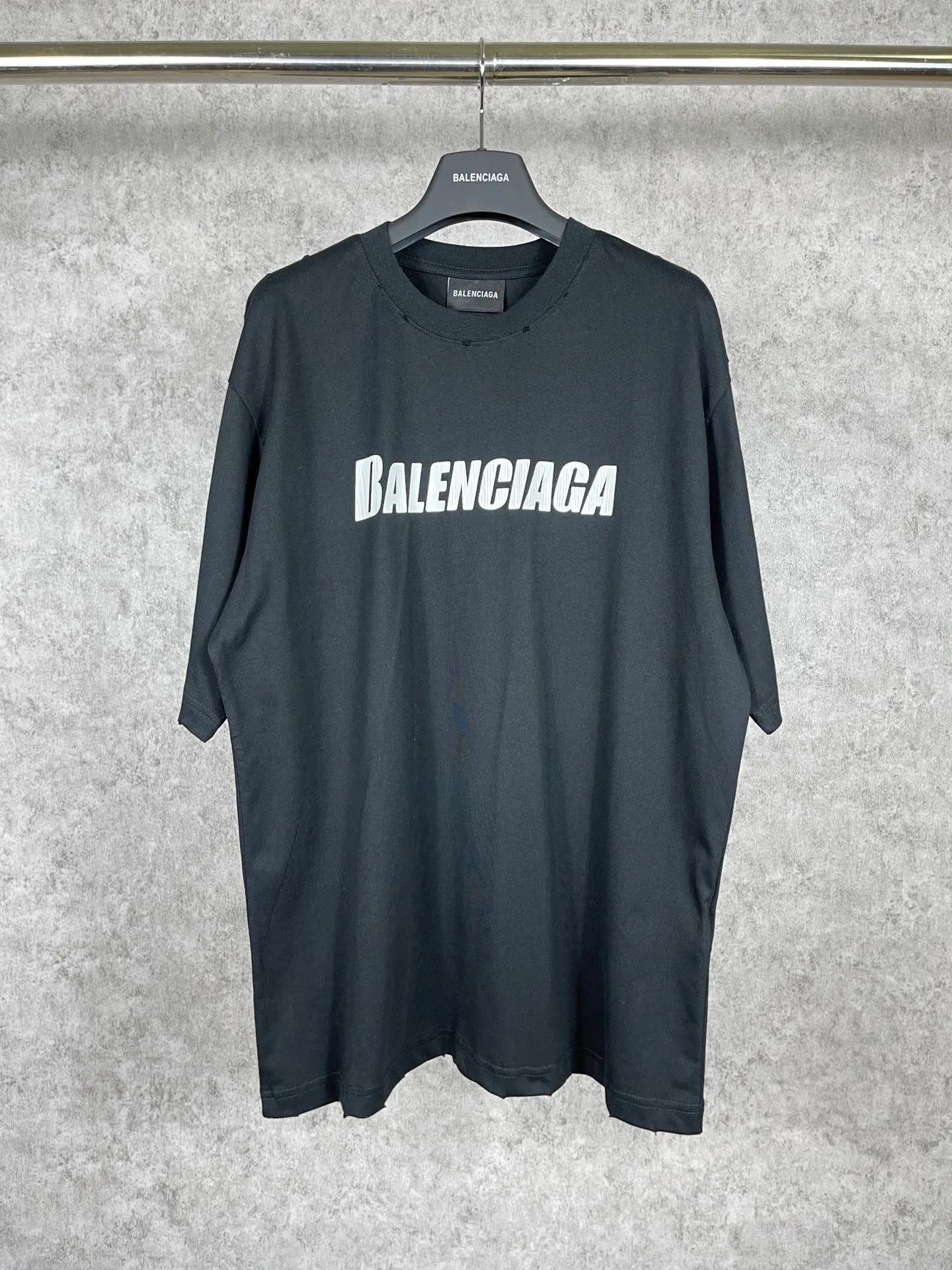 🅿️166 Real photos [Top version. Official website quality] BALENCI*GA/Paris. 2023 new style. Classic letter LOGO printed distressed short-sleeved T-shirt. Brick cabinet synchronization. The fabric is made of Paris ZP custom-woven and dyed 100% cotton double yarn compact cotton. The weight is 260 grams, the cloth surface is clean. The cloth pattern is clear, soft and comfortable. The threads are dyed with no color difference. The classic pattern is printed with environmentally friendly imported materials and precision printing screens, with clear letters and three-dimensional effect. Restored brick cabinet. The garments are hand-worn and distressed by many people. Different market currency. Welcome to compare. The version adopts OS loose shoulder design. Same style for men and women. Coding: BL223072 Color: black, coffee, pink, white, fruit green, navy Size: XS to L