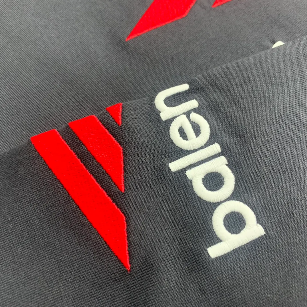 The top tried and tested version of Balenciaga, Balenciaga's latest long-sleeved T-shirt with large LOGO icons embroidered on the front, back, left and right sleeves. Balenciaga's first high-street outfit in autumn, it's completely high-end, even if you want to be low-key, it's hard not to love it, full of casual sports style. The front and back are embroidered with the same large logo, and the left and right sleeves are also embroidered with the same logo. The contrasting red ➕ black embroidery is really awesome. It will definitely attract attention when paired with a couple style. It is another day to be stunned by the handsomeness! Fashionistas are not afraid of the heat, so long tees are a must-have when traveling to Sichuan and Tibet. Different from the ordinary version, it uses high-quality Tajima embroidery, the neckline is reinforced with two needles and is not easily deformed by machine washing. It is made of high-weight pure cotton double yarn. The counters are updated simultaneously, and genuine products are developed and developed at the first time. The fabric is made of Paris ZP custom-woven and dyed cotton, double-yarn compact cotton with a weight of 260 grams, and the cloth surface is clean. The cloth has clear texture, soft and comfortable, good color fastness and not easy to discolor. The threads are woven and dyed with no color difference. The embroidery is done using imported Tajima embroidery machines. Super 15W needle and thread, three-dimensional effect, clear lines, no burrs and miscellaneous threads, ultra-high craftsmanship embroidery. The version adopts OS loose shoulder style, the same style for male and female couples ▪️Size: XS S.M.L ▪️Color: Iron gray blue white P:340