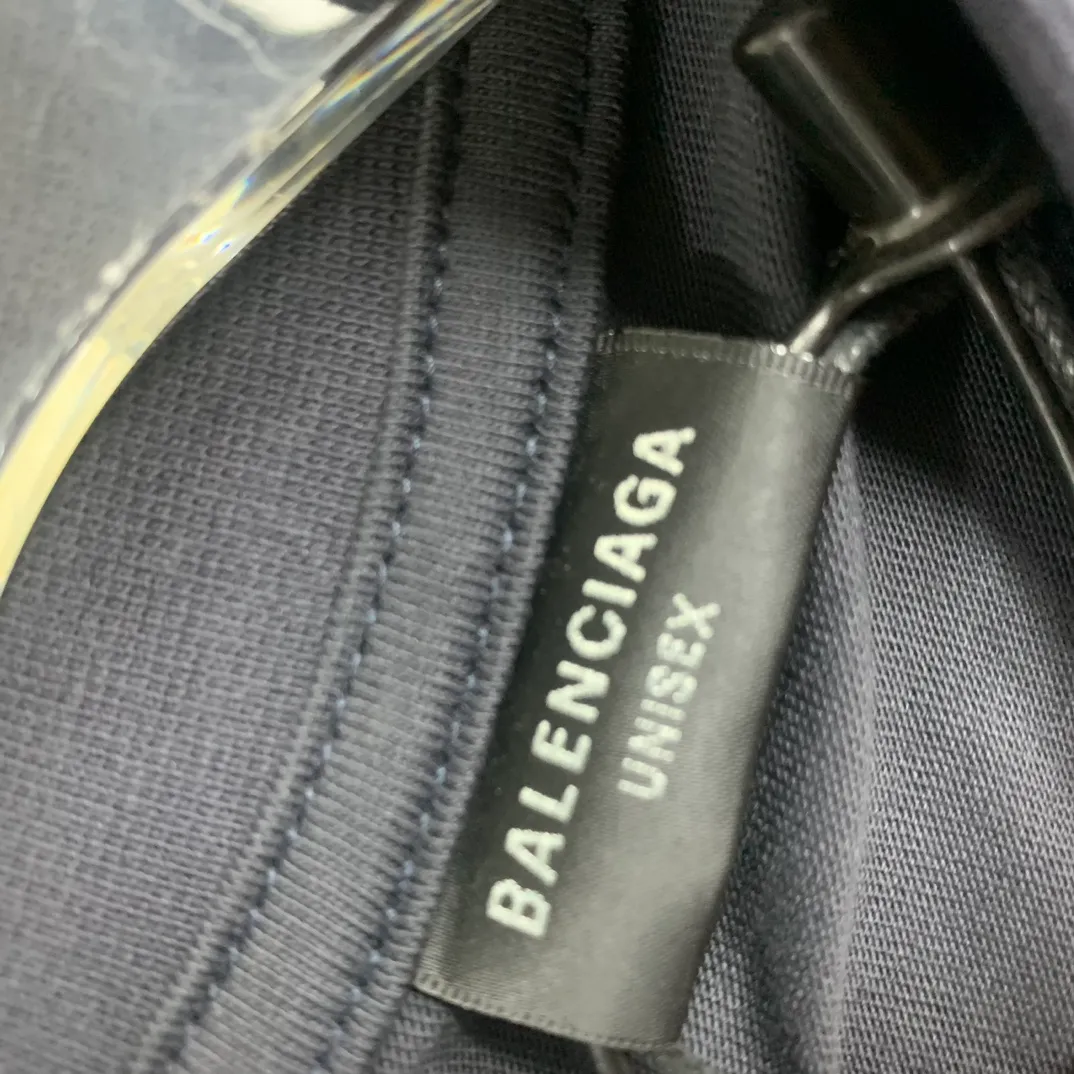 The top tried and tested version of Balenciaga, Balenciaga's latest long-sleeved T-shirt with large LOGO icons embroidered on the front, back, left and right sleeves. Balenciaga's first high-street outfit in autumn, it's completely high-end, even if you want to be low-key, it's hard not to love it, full of casual sports style. The front and back are embroidered with the same large logo, and the left and right sleeves are also embroidered with the same logo. The contrasting red ➕ black embroidery is really awesome. It will definitely attract attention when paired with a couple style. It is another day to be stunned by the handsomeness! Fashionistas are not afraid of the heat, so long tees are a must-have when traveling to Sichuan and Tibet. Different from the ordinary version, it uses high-quality Tajima embroidery, the neckline is reinforced with two needles and is not easily deformed by machine washing. It is made of high-weight pure cotton double yarn. The counters are updated simultaneously, and genuine products are developed and developed at the first time. The fabric is made of Paris ZP custom-woven and dyed cotton, double-yarn compact cotton with a weight of 260 grams, and the cloth surface is clean. The cloth has clear texture, soft and comfortable, good color fastness and not easy to discolor. The threads are woven and dyed with no color difference. The embroidery is done using imported Tajima embroidery machines. Super 15W needle and thread, three-dimensional effect, clear lines, no burrs and miscellaneous threads, ultra-high craftsmanship embroidery. The version adopts OS loose shoulder style, the same style for male and female couples ▪️Size: XS S.M.L ▪️Color: Iron gray blue white P:340