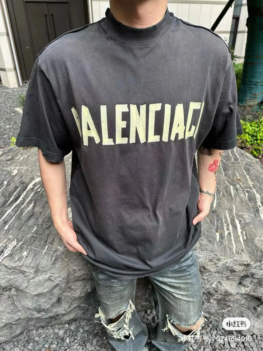 ♻️💯Upper body reference model picture❤️【New arrival】BALENCIAGA/Balenciaga 2024SS latest front and back different color fabric splicing AB double-sided printing embroidery double combined short-sleeved T-shirt No. 1 quality in this market Real ceiling quality All original development drawings pay attention to details to avoid mixed use of stolen pictures by merchants Correct 260g custom-woven and dyed double yarn fabric Soft and comfortable Chest printing imported Conley direct-injection machine environmentally friendly material direct-injection Three-dimensional and clear Firm and non-falling off Imported Tajima embroidery machine 15W needle embroidery on the back. The letters are full and three-dimensional. Correct details. The new method of splicing is very costly. Overweight craftsmanship. Difference in market currency. Dyeing thread. No color difference. No fading. No deformation. Restore ZP. Here I will explain why mine is a little more expensive than others: 1. It seems to be a simple printing or embroidery. In fact, it is not simple at all. 10000% imported machine restoration. Not just lip service. You are welcome to compare with peers. 2. Each model is produced by the company. The details, workmanship, and fabrics are all consistent with the genuine ones. We guarantee that there will be no color difference from those at the counter. Reproductions are not scary. Whoever is fake will be embarrassed. It’s not shameful to make a replica, it’s shameful if you can’t buy the correct version if you make a replica. 3. Note that the threaded collars are all original collars of certain countries and regions, with high wrapping. The width of the neckline and cabinets are accurate to the millimeter. Thick necklines are not easy to deform. The collars of high-end products are all restored cabinets. They are different from the big collars in the world. Ordinary garbage short-sleeves are printed with a print. The clavicle of the upper body is exposed. Please be patient. Customers who have bought genuine products or have seen genuine products will come back to place orders again. This is quality. This is quality. 4. Different styles of washed wheat main wheat, including imported wheat, have different colors and codes. Really restore the counter. As we all know, Balenciaga has different English or different colors on the collar labels of each quarter. This distinguishes the fast food products with the same common main wheat washed wheat. 5. Pay attention to the workmanship. The stitching at the neckline has no folds, smooth and natural without overlapping lines, and truly restores this. This is something that many people cannot do. 6. The fabric is made of 260g Paris-specific double yarn. No one can make better fabrics than my family. It’s really incomparable to the ordinary version on the market. Respect it. It’s genuine and costs several thousand yuan. Don’t judge the quality of street stall products. 7. The workmanship is fully restored and the packaging is fully restored. The cost is huge. 8. I guarantee here that this is the highest quality you can find. Color: Black Size: XS-L P:300
