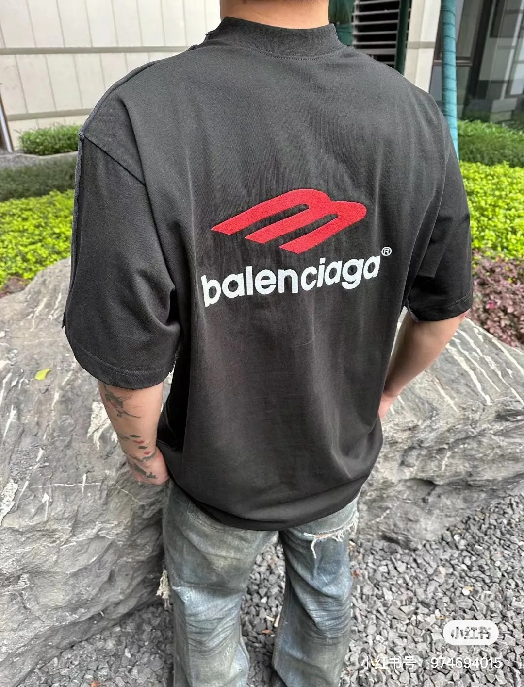 ♻️💯Upper body reference model picture❤️【New arrival】BALENCIAGA/Balenciaga 2024SS latest front and back different color fabric splicing AB double-sided printing embroidery double combined short-sleeved T-shirt No. 1 quality in this market Real ceiling quality All original development drawings pay attention to details to avoid mixed use of stolen pictures by merchants Correct 260g custom-woven and dyed double yarn fabric Soft and comfortable Chest printing imported Conley direct-injection machine environmentally friendly material direct-injection Three-dimensional and clear Firm and non-falling off Imported Tajima embroidery machine 15W needle embroidery on the back. The letters are full and three-dimensional. Correct details. The new method of splicing is very costly. Overweight craftsmanship. Difference in market currency. Dyeing thread. No color difference. No fading. No deformation. Restore ZP. Here I will explain why mine is a little more expensive than others: 1. It seems to be a simple printing or embroidery. In fact, it is not simple at all. 10000% imported machine restoration. Not just lip service. You are welcome to compare with peers. 2. Each model is produced by the company. The details, workmanship, and fabrics are all consistent with the genuine ones. We guarantee that there will be no color difference from those at the counter. Reproductions are not scary. Whoever is fake will be embarrassed. It’s not shameful to make a replica, it’s shameful if you can’t buy the correct version if you make a replica. 3. Note that the threaded collars are all original collars of certain countries and regions, with high wrapping. The width of the neckline and cabinets are accurate to the millimeter. Thick necklines are not easy to deform. The collars of high-end products are all restored cabinets. They are different from the big collars in the world. Ordinary garbage short-sleeves are printed with a print. The clavicle of the upper body is exposed. Please be patient. Customers who have bought genuine products or have seen genuine products will come back to place orders again. This is quality. This is quality. 4. Different styles of washed wheat main wheat, including imported wheat, have different colors and codes. Really restore the counter. As we all know, Balenciaga has different English or different colors on the collar labels of each quarter. This distinguishes the fast food products with the same common main wheat washed wheat. 5. Pay attention to the workmanship. The stitching at the neckline has no folds, smooth and natural without overlapping lines, and truly restores this. This is something that many people cannot do. 6. The fabric is made of 260g Paris-specific double yarn. No one can make better fabrics than my family. It’s really incomparable to the ordinary version on the market. Respect it. It’s genuine and costs several thousand yuan. Don’t judge the quality of street stall products. 7. The workmanship is fully restored and the packaging is fully restored. The cost is huge. 8. I guarantee here that this is the highest quality you can find. Color: Black Size: XS-L P:300