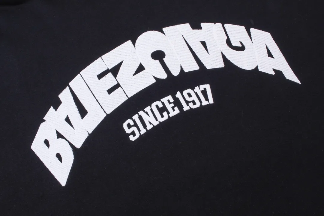 🅿️300 Detailed picture [Top version. Official website quality] BALENCI*GA/Paris BALENCI*GA#2024 latest model, large reverse letter LOGO icon embroidered hooded sweatshirt. Brick cabinet synchronization. Genuine products are developed and developed in the first time. Welcome to compare! The fabric is made of Paris ZP custom-woven and dyed cotton double-yarn large parka. The weight is 450 grams. The cloth surface is clean. The cloth pattern is clear. It is soft and comfortable. It has good color fastness and is not easy to change color. The threads are woven and dyed with no color difference. The embroidery is done using an imported Tajima embroidery machine, with a three-dimensional effect and clear lines. There are no burrs and miscellaneous threads, and the embroidery is of ultra-high craftsmanship. The version adopts OS loose shoulder design. Same style for men and women. Code: BL238023 Color: black, white Size: XS S M L