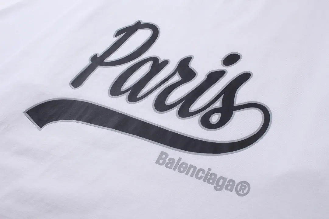 🅿️180 real photos [Top version. Official website quality] BALENCI*GA/Paris. SS24 latest model, front enjoy Paris art print short-sleeved T-shirt. Brick cabinet synchronization. Genuine product developed in the first time, happy to print and compare! The fabric is made of Paris ZP custom-woven and dyed cotton double yarn. Weighing 260 grams, the cloth surface is clean. The cloth pattern is clear, soft and comfortable. The threads are dyed with no color difference. The printing uses environmentally friendly imported materials. The letters are clear and the effect is three-dimensional. The version adopts OS loose shoulder design. Same style for men and women. Code: BL223370 Color: Lake blue, red, white Size: XS S M L