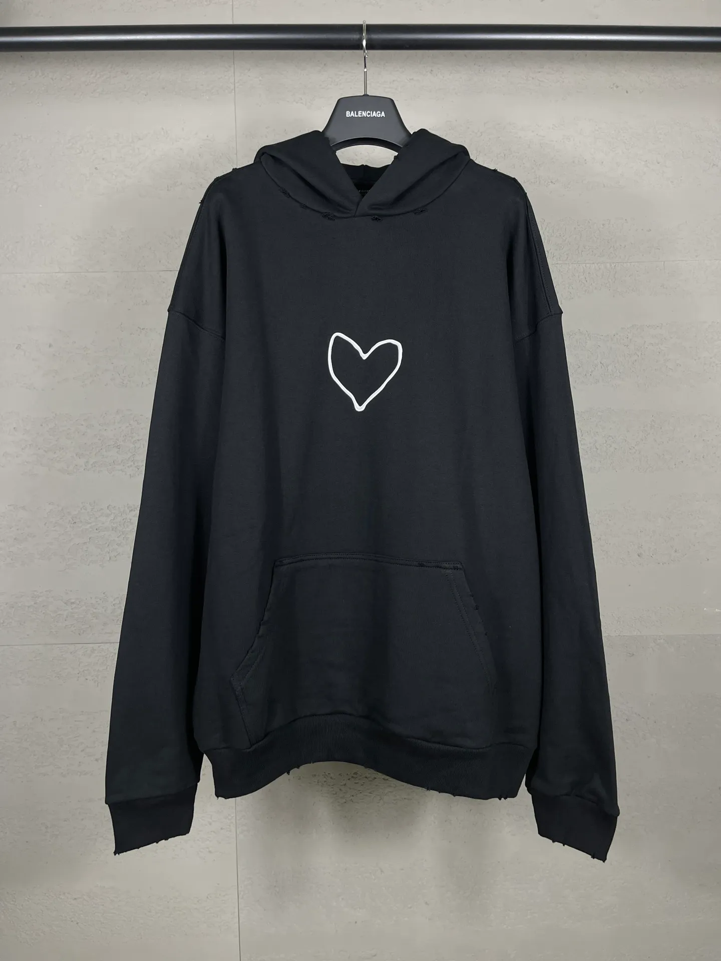 🅿️330 real photos [Top version. Official website quality] BALENCI*GA/Paris. SS24 Paris Chinese Valentine's Day limited edition love LOGO printing, finished product washed and worn hooded sweatshirt. Brick cabinet synchronization. Genuine product developed at the first time, happy to print and compare! The fabric is made of Paris ZP custom-woven and dyed cotton sweatshirt. Weighing 460 grams, the cloth surface is clean. The cloth pattern is clear, soft and comfortable. The threads are dyed with no color difference. The printing uses environmentally friendly imported materials. The letters are clear and the effect is three-dimensional. The version adopts OS loose shoulder design. Same style for men and women. Code: BL238907 Color: black, pink Size: XS S M L