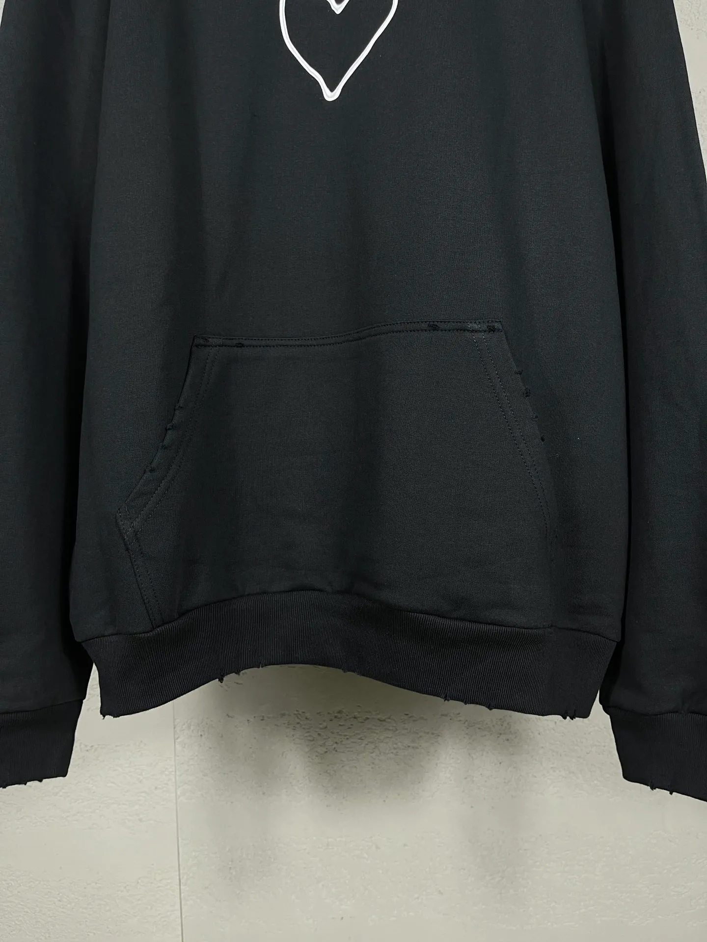 🅿️330 real photos [Top version. Official website quality] BALENCI*GA/Paris. SS24 Paris Chinese Valentine's Day limited edition love LOGO printing, finished product washed and worn hooded sweatshirt. Brick cabinet synchronization. Genuine product developed at the first time, happy to print and compare! The fabric is made of Paris ZP custom-woven and dyed cotton sweatshirt. Weighing 460 grams, the cloth surface is clean. The cloth pattern is clear, soft and comfortable. The threads are dyed with no color difference. The printing uses environmentally friendly imported materials. The letters are clear and the effect is three-dimensional. The version adopts OS loose shoulder design. Same style for men and women. Code: BL238907 Color: black, pink Size: XS S M L