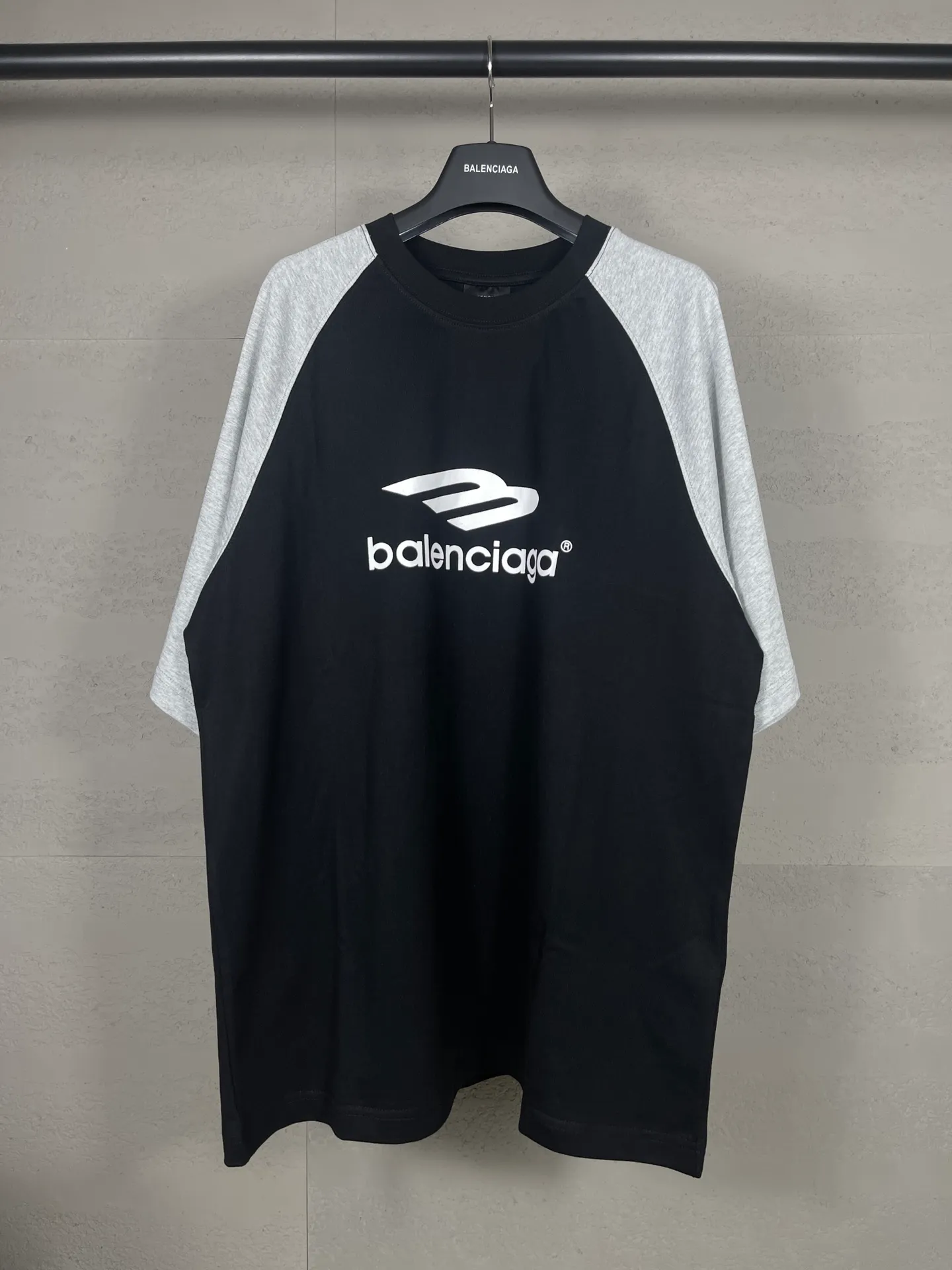 🅿️174 Real photos [Top version. Official website quality] BALENCI*GA/Paris #2024 new style 3m letters classic LOGO raglan color matching new short-sleeved T-shirt. #2024 Spring and Summer Brick Cabinet Synchronization Welcome to compare. The fabric is made of Paris ZP custom-woven and dyed cotton double yarn, with a weight of 260 grams. The cloth surface is clean. The cloth pattern is clear, soft and comfortable. The threads are dyed with no color difference. The classic letter LOGO is printed with imported environmentally friendly glue. The letters are clear and the effect is three-dimensional. Restore the brick cabinet, adopt OS loose shoulder style. Same style for men and women. Code: BL223351 Color: black. Size: XS to L