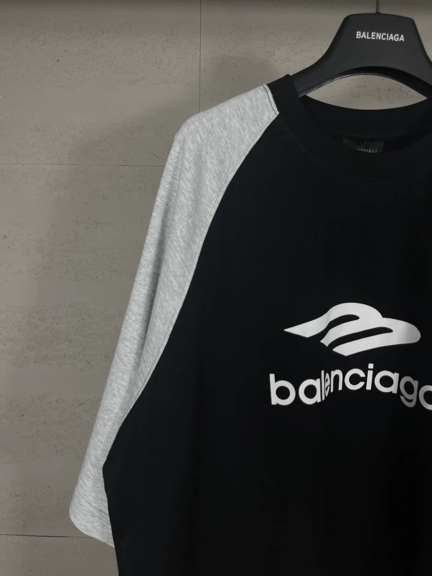 🅿️174 Real photos [Top version. Official website quality] BALENCI*GA/Paris #2024 new style 3m letters classic LOGO raglan color matching new short-sleeved T-shirt. #2024 Spring and Summer Brick Cabinet Synchronization Welcome to compare. The fabric is made of Paris ZP custom-woven and dyed cotton double yarn, with a weight of 260 grams. The cloth surface is clean. The cloth pattern is clear, soft and comfortable. The threads are dyed with no color difference. The classic letter LOGO is printed with imported environmentally friendly glue. The letters are clear and the effect is three-dimensional. Restore the brick cabinet, adopt OS loose shoulder style. Same style for men and women. Code: BL223351 Color: black. Size: XS to L