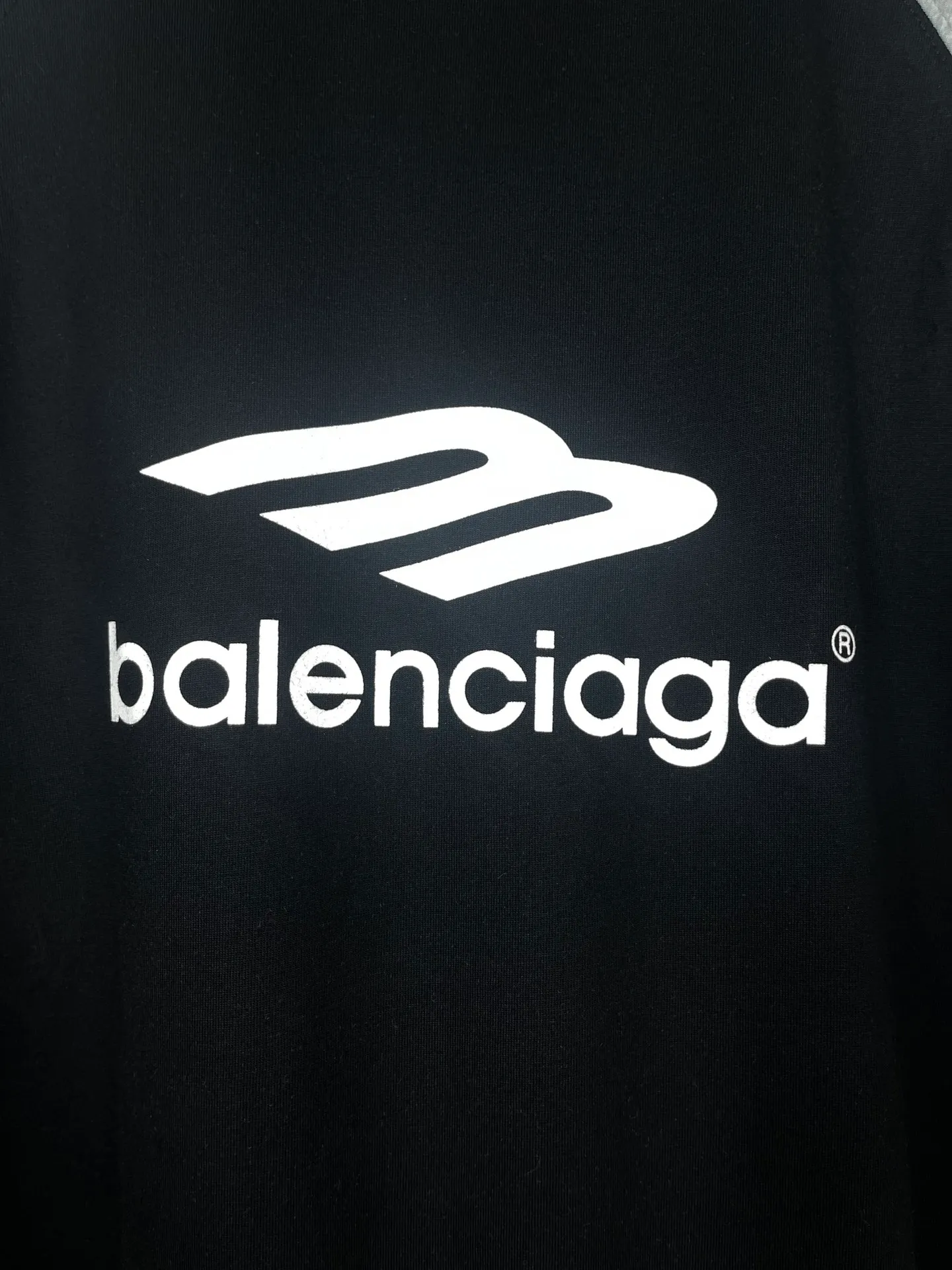 🅿️174 Real photos [Top version. Official website quality] BALENCI*GA/Paris #2024 new style 3m letters classic LOGO raglan color matching new short-sleeved T-shirt. #2024 Spring and Summer Brick Cabinet Synchronization Welcome to compare. The fabric is made of Paris ZP custom-woven and dyed cotton double yarn, with a weight of 260 grams. The cloth surface is clean. The cloth pattern is clear, soft and comfortable. The threads are dyed with no color difference. The classic letter LOGO is printed with imported environmentally friendly glue. The letters are clear and the effect is three-dimensional. Restore the brick cabinet, adopt OS loose shoulder style. Same style for men and women. Code: BL223351 Color: black. Size: XS to L
