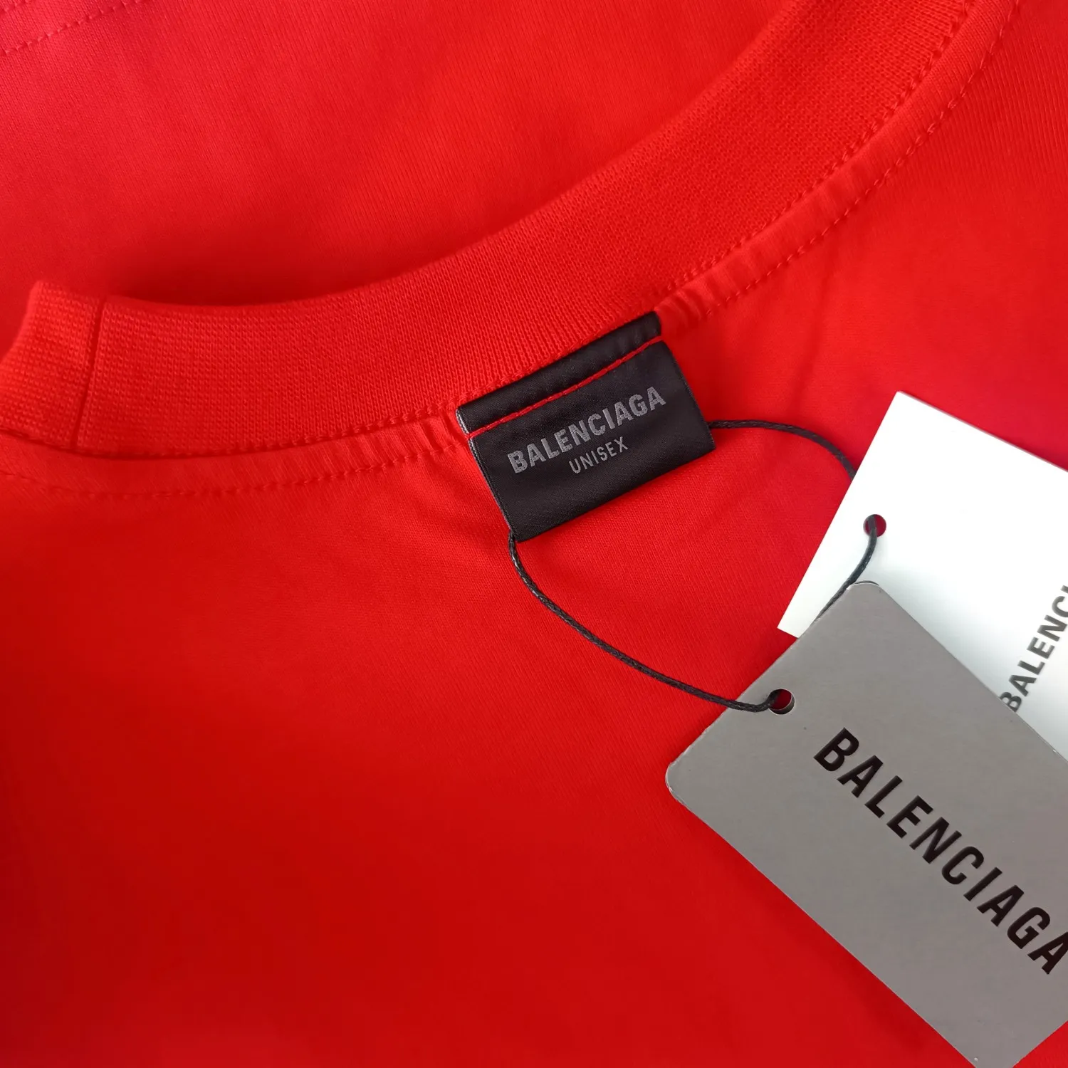 [New] Top tried version Balenciaga 23ss Balenciaga black letter embroidery reversible short-sleeved T-shirt for male and female couples stars 16-count combed siro-spun plain cloth is used for environmentally friendly vulcanization dyeing of the board. The weight of the finished garment is 360 grams. Dust-free singeing and food-feeding processes ensure that the cloth surface is clear and dust-free. Environmentally-friendly vulcanization dyeing and dust-free singeing and food-feeding processes ensure that The cloth surface is clear and dust-free. The matching thread is 16S and the cross pull thread. The difficulty lies in the embroidery. Water-soluble cotton is used for hollow three-dimensional embroidery. Imported Behringer embroidery machine cotton thread embroidery. Large area embroidery parts require a lot of consumption. For large-sized water-soluble cotton, there are many subsequent processes, including the time required to dissolve the water-soluble cotton and the number of washes. If there is unprocessed undissolved cotton glue attached to the clothes, the entire garment will be directly scrapped. In terms of process alone, it is a time-consuming and labor-intensive style. The pattern effect is fully restored. The double-layer stitching on the back collar is firm and tight, the double chain on the shoulders is routed, the hem is tight, the fabric is full of drape, and the pattern is consistent. Every detail is presented to the customer. Customized brand new collar label, washed, distinguishing the wrong collar label from the market, the details are visible. Quality guaranteed! Size: XS-L Color: red washed black P:310