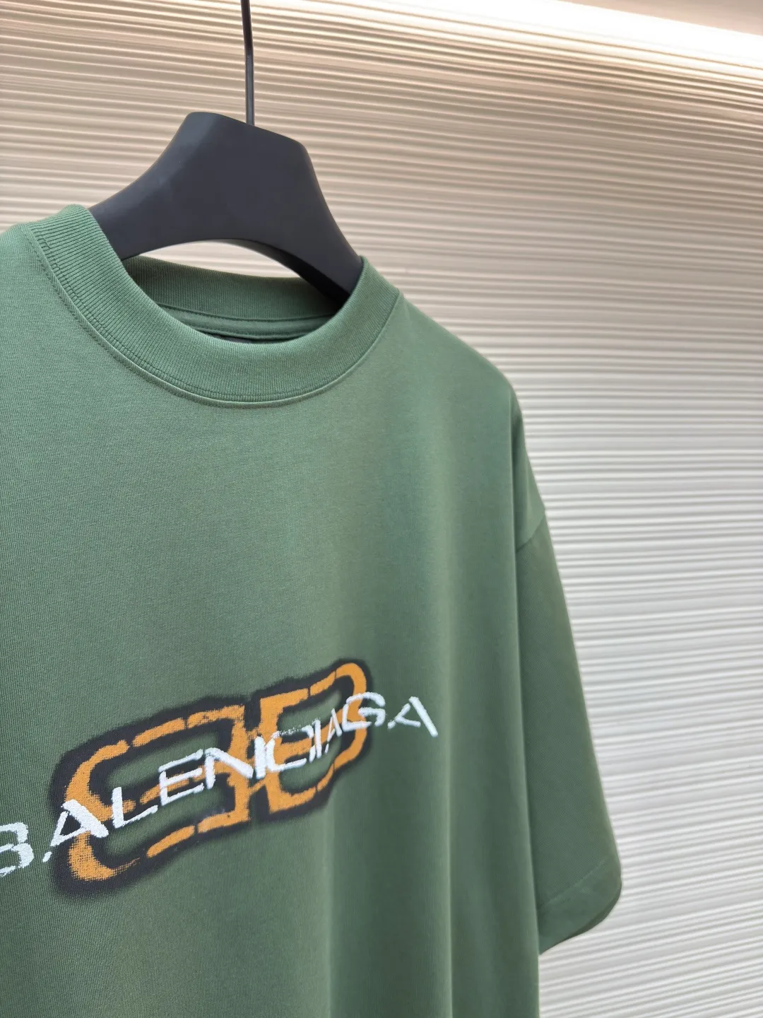 Balenciaga distressed letter print T-shirt ●Authentic product: purchased and developed by 4373 ●Item number: 1680280-A05 ●Fabric: jersey fabric ●Technology: distressed production ●Version: fitted version ●Weight: about 315 grams ●Size: XS-S-M-L ●Description: Balenciaga 25ss distressed letter printed T-shirt. The whole dress was purchased from ZP and disassembled and made. Customized black jersey fabric, made of 100% cotton imported yarn. The front panel is decorated with BB icon stencil art prints. The collar, cuffs and hem of the same color are customized. Double-layer locking and ultra-high density wiring, truly 1:1 copy. Close your eyes. The overall wiring is straight and delicate, the fabric is comfortable and soft, and the color is consistent without color difference. It can be matched with the same style to create a fashionable look and control various occasions. Customized accessories, complete with three standards, same style for men and women!