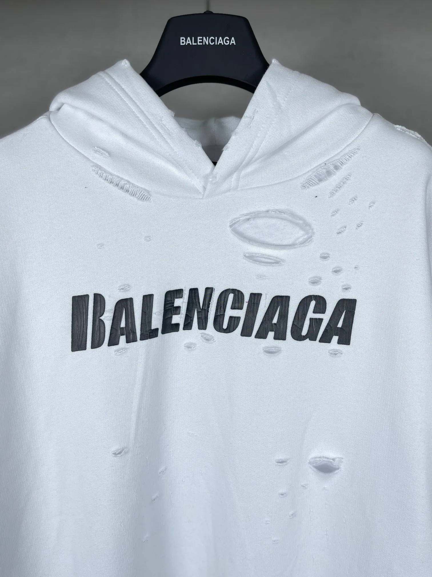 🅿️396 Actual pictures [Top version. Official website quality] BALENCI*GA/Paris. Classic style. 22SS #BALENCI*GA# Artistic ripped hole and velvet inner two-piece hooded sweatshirt. Autumn and winter brick cabinets are synchronized. Welcome to compare. The fabric is made of Paris ZP custom-woven and dyed cotton double yarn David coat with velvet lining. The fabric pattern is clear, soft and comfortable. The threads are woven and dyed with no color difference. The classic letter LOGO adopts precision stencils, imported environmentally friendly rubber paddles, and turtle crack printing, with a three-dimensional effect. Garment positioning art is worn with holes, hem threads, hat brim, and bag mouth are hand-worn vintage. Restore brick cabinets, and adopt OS loose shoulder style. Same style for men and women Coding: BL238001 Color: Black. White. Hulan. Brown. Dark green. Burgundy. Purple Size: XS S M L