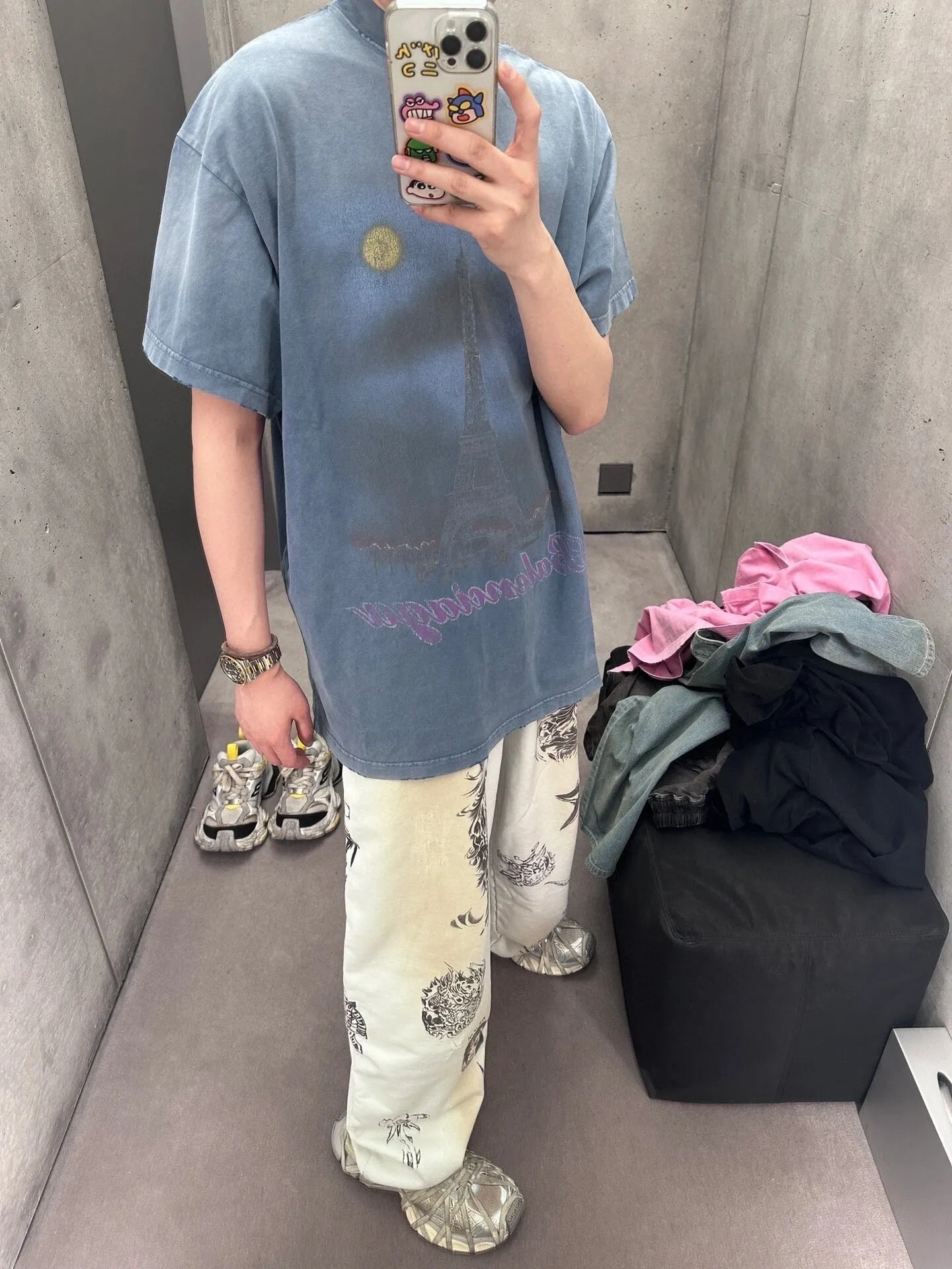 🎀Hot model pictures🎀Top tested version BALENCIAGA Balenciaga 24 latest Paris Eiffel Tower inkjet graffiti hand-painted gradient color printed washed distressed short-sleeved T-shirt The whole piece of fabric is washed before being cut, and the front and rear panels are printed using imported Kornit direct-jet printing technology. After the garment is washed for the second time, in order to be closer to the original effect, it is manually positioned, flattened, inked and spray-painted by a master craftsman. The garment effect is more accurate and time-consuming and labor-intensive. The details are perfectly restored zp Exclusively woven and dyed 300g fabric. Threads are dyed in the same vat with zero color difference. Difference from market currency. Welcome to compare. Fabric: Customized imported high-gram weight tight double yarn fabric 300g, 100% cotton. Accessories: full set of customized accessories, packaging bags, tags, brand LOGO Sydney paper. Color: black blue. Size: XS--L P:310.