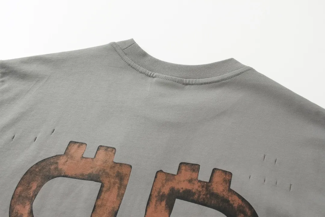 🅿️200 detailed pictures [Top version. Official website quality] BALENCI*GA/Paris. 2023 latest mud hand-painted worn distressed short-sleeved T-shirt. Brick cabinet synchronization. ⚠️Difference in market currency. YB development. Color system is black and blue. Worn. Hand-painted consistent with ZP,‼ ️The fabric is made of Paris ZP custom-woven and dyed 100% double yarn compact cotton. The weight is 260 grams. The cloth surface is clean. The cloth pattern is clear, soft and comfortable. The threads are dyed with no color difference. Ready-made garments are hand-painted, worn, and distressed, with heavy craftsmanship. Comparisons welcome. The version adopts OS loose shoulder design. Same style for men and women. Code: BL223202 Color: black blue, off-white, smoky gray, royal blue. Size: XS to L