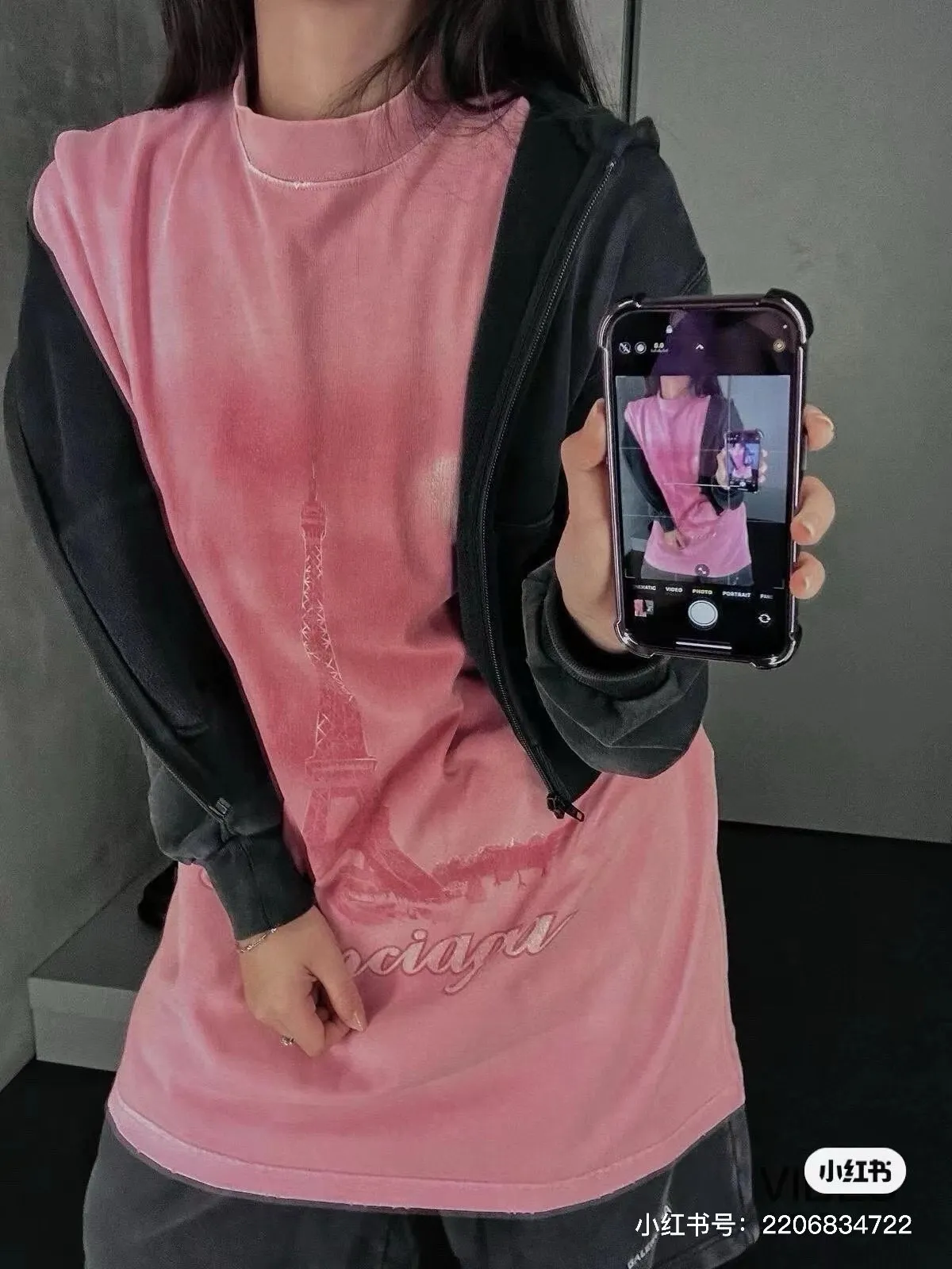 🎀Hot model pictures🎀Top tested version BALENCIAGA Balenciaga 24 latest Paris Eiffel Tower inkjet graffiti hand-painted gradient color printed washed distressed short-sleeved T-shirt The whole piece of fabric is washed before being cut, and the front and rear panels are printed using imported Kornit direct-jet printing technology. After the garment is washed for the second time, in order to be closer to the original effect, it is manually positioned, flattened, inked and spray-painted by a master craftsman. The garment effect is more accurate and time-consuming and labor-intensive. The details are perfectly restored zp Exclusively woven and dyed 300g fabrics. Threads are dyed in the same vat with zero color difference. Different from the market currency. Comparison is welcome. Fabric: Customized imported high-weight tight double yarn fabric 300g, 100% cotton. Accessories: full set of customized accessories, packaging bags, tags, brand LOGO Sydney paper. Color: black blue pink. Size: XS--L P:310.