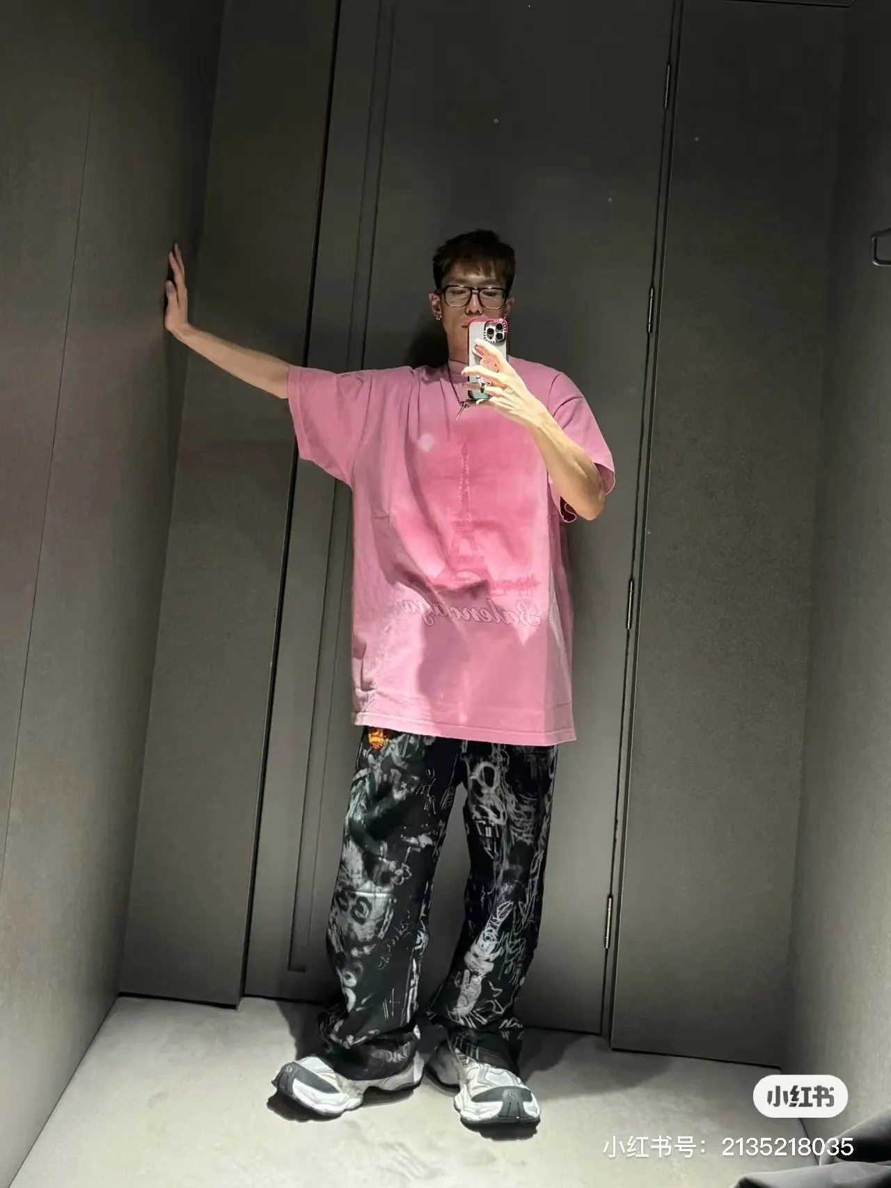 🎀Hot model pictures🎀Top tested version BALENCIAGA Balenciaga 24 latest Paris Eiffel Tower inkjet graffiti hand-painted gradient color printed washed distressed short-sleeved T-shirt The whole piece of fabric is washed before being cut, and the front and rear panels are printed using imported Kornit direct-jet printing technology. After the garment is washed for the second time, in order to be closer to the original effect, it is manually positioned, flattened, inked and spray-painted by a master craftsman. The garment effect is more accurate and time-consuming and labor-intensive. The details are perfectly restored zp Exclusively woven and dyed 300g fabrics. Threads are dyed in the same vat with zero color difference. Different from the market currency. Comparison is welcome. Fabric: Customized imported high-weight tight double yarn fabric 300g, 100% cotton. Accessories: full set of customized accessories, packaging bags, tags, brand LOGO Sydney paper. Color: black blue pink. Size: XS--L P:310.