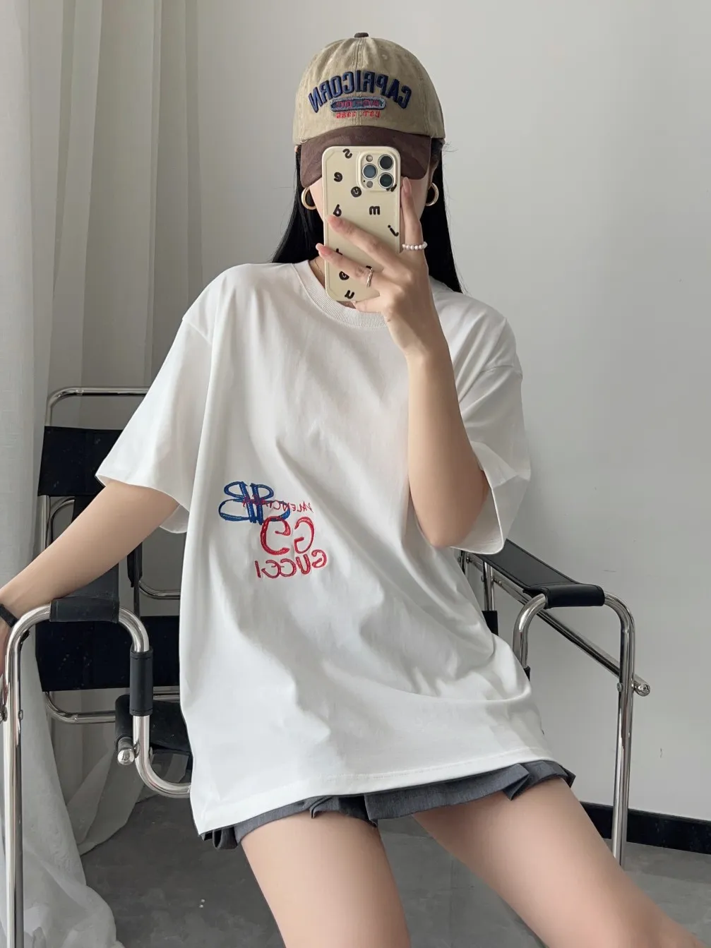 🎀Hot model pictures🎀Top tested version of Balenciaga The textile has high density, good drape, and is not easy to deform. The thick texture and compact spinning process will not affect the breathability of the fabric. The color saturation is very high. The embroidery process uses imported embroidery machines to make the embroidery colors fuller and the embroidery more three-dimensional. The upper body effect is good. It is a versatile and beautiful short-sleeved one. The loose fit covers the flesh and makes you look thinner. It is tolerant to fat figures and you can lose five pounds instantly when you put it on. Three standards for customized accessories. Size: S-XL Color: Black White P:260