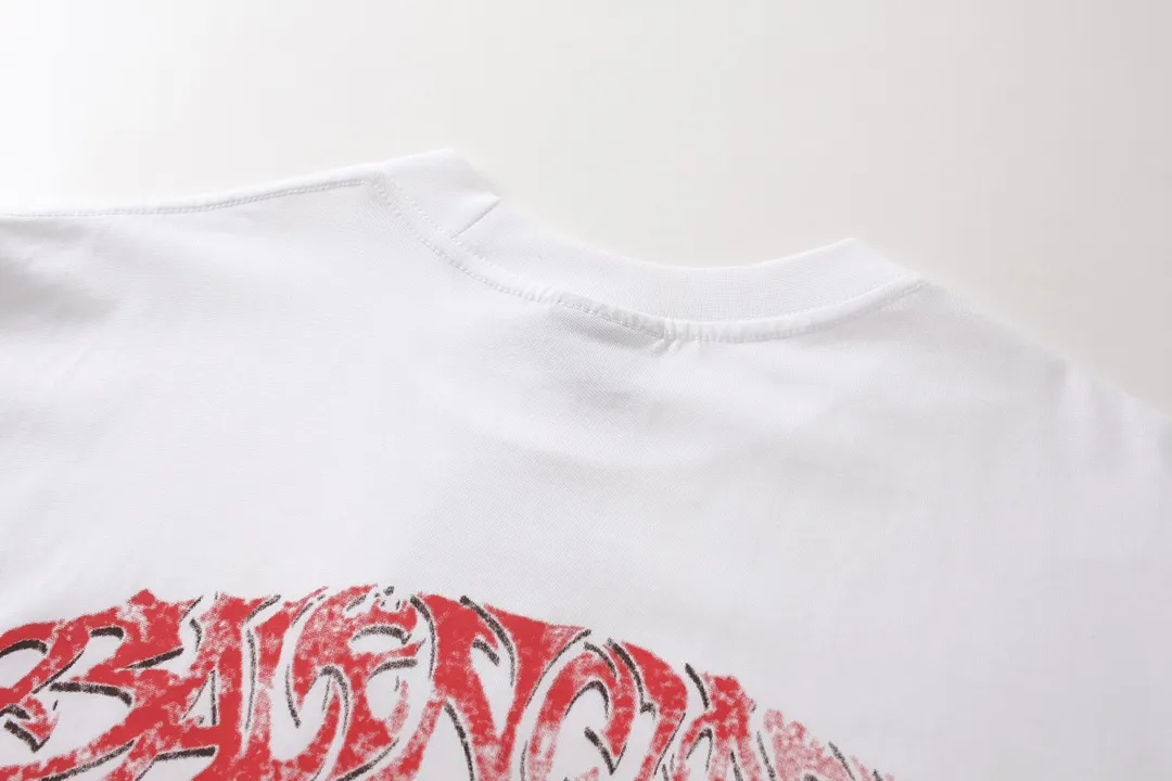 🅿️186 Detail Picture [Top version. Official website quality] BALENCI*GA/Paris. 2024 latest flame graffiti direct-printed short-sleeved T-shirt. Brick cabinet synchronization. ⚠️Difference in market currency. Developed by YB. The fabric is made of Paris ZP custom-woven and dyed 100% cotton double yarn compact cotton. The weight is 260 grams, the cloth surface is clean. The cloth pattern is clear, soft and comfortable. The threads are dyed with no color difference. The front and back printing adopts Kornit direct-injection printing pattern and adopts OS loose shoulder-dropping pattern. Same style for men and women. Code: BL223109 Color: dark gray blue. Pink. White Size: XS to L