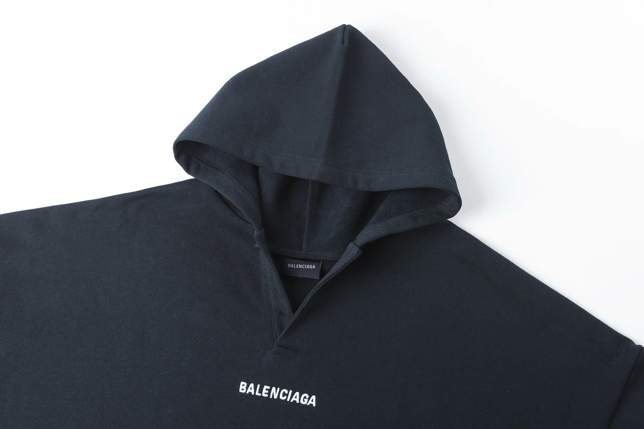🅿️430 BLCG front and back letter embroidered Polo collar hooded sweatshirt (black and blue) The original version was purchased for RMB 9,200 and developed. The fabric is made of 400 grams of Paris cotton terry sweatshirt material, and the ribs are made of 430 grams of 1*1 trendy brand rib. The fabric is fermented, imported embroidery, customized with a 1:1 trademark, loose version, and the embroidery is still Behringer. It is worth noting that this style only has buttonholes and no buttons. It is the same as the original version. The version with buttons on the market for premature babies is wrong! The upper body is light and lazy, with the same color and no color difference. It can be matched with the same style to create a fashionable look, and can be used in various occasions. It has customized accessories, complete with three standards, and the same style for men and women. Size:S-M-L