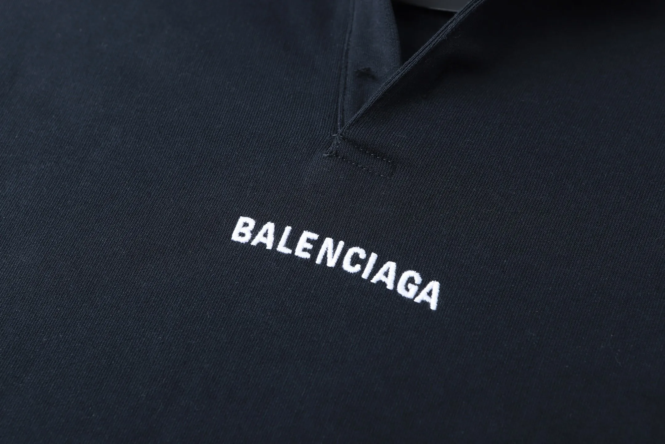 🅿️430 BLCG front and back letter embroidered Polo collar hooded sweatshirt (black and blue) The original version was purchased for RMB 9,200 and developed. The fabric is made of 400 grams of Paris cotton terry sweatshirt material, and the ribs are made of 430 grams of 1*1 trendy brand rib. The fabric is fermented, imported embroidery, customized with a 1:1 trademark, loose version, and the embroidery is still Behringer. It is worth noting that this style only has buttonholes and no buttons. It is the same as the original version. The version with buttons on the market for premature babies is wrong! The upper body is light and lazy, with the same color and no color difference. It can be matched with the same style to create a fashionable look, and can be used in various occasions. It has customized accessories, complete with three standards, and the same style for men and women. Size:S-M-L