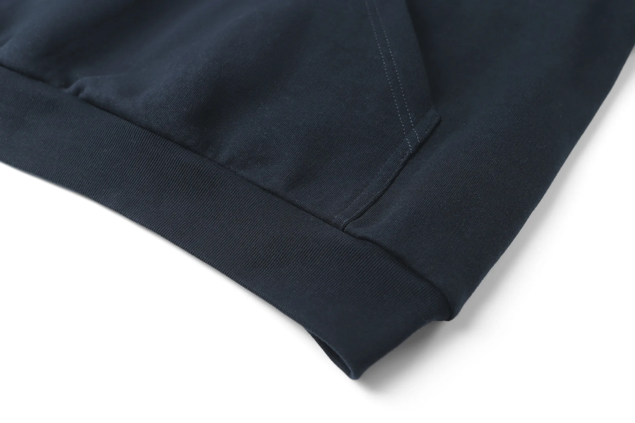 🅿️430 BLCG front and back letter embroidered Polo collar hooded sweatshirt (black and blue) The original version was purchased for RMB 9,200 and developed. The fabric is made of 400 grams of Paris cotton terry sweatshirt material, and the ribs are made of 430 grams of 1*1 trendy brand rib. The fabric is fermented, imported embroidery, customized with a 1:1 trademark, loose version, and the embroidery is still Behringer. It is worth noting that this style only has buttonholes and no buttons. It is the same as the original version. The version with buttons on the market for premature babies is wrong! The upper body is light and lazy, with the same color and no color difference. It can be matched with the same style to create a fashionable look, and can be used in various occasions. It has customized accessories, complete with three standards, and the same style for men and women. Size:S-M-L
