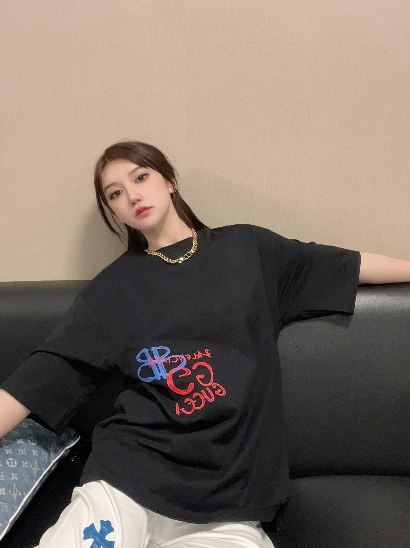 🎀Hot model pictures🎀Top tested version of Balenciaga The textile has high density, good drape, and is not easy to deform. The thick texture and compact spinning process will not affect the breathability of the fabric. The color saturation is very high. The embroidery process uses imported embroidery machines to make the embroidery colors fuller and the embroidery more three-dimensional. The upper body effect is good. It is a versatile and beautiful short-sleeved one. The loose fit covers the flesh and makes you look thinner. It is tolerant to fat figures and you can lose five pounds instantly when you put it on. Three standards for customized accessories. Size: S-XL Color: Black White P:260