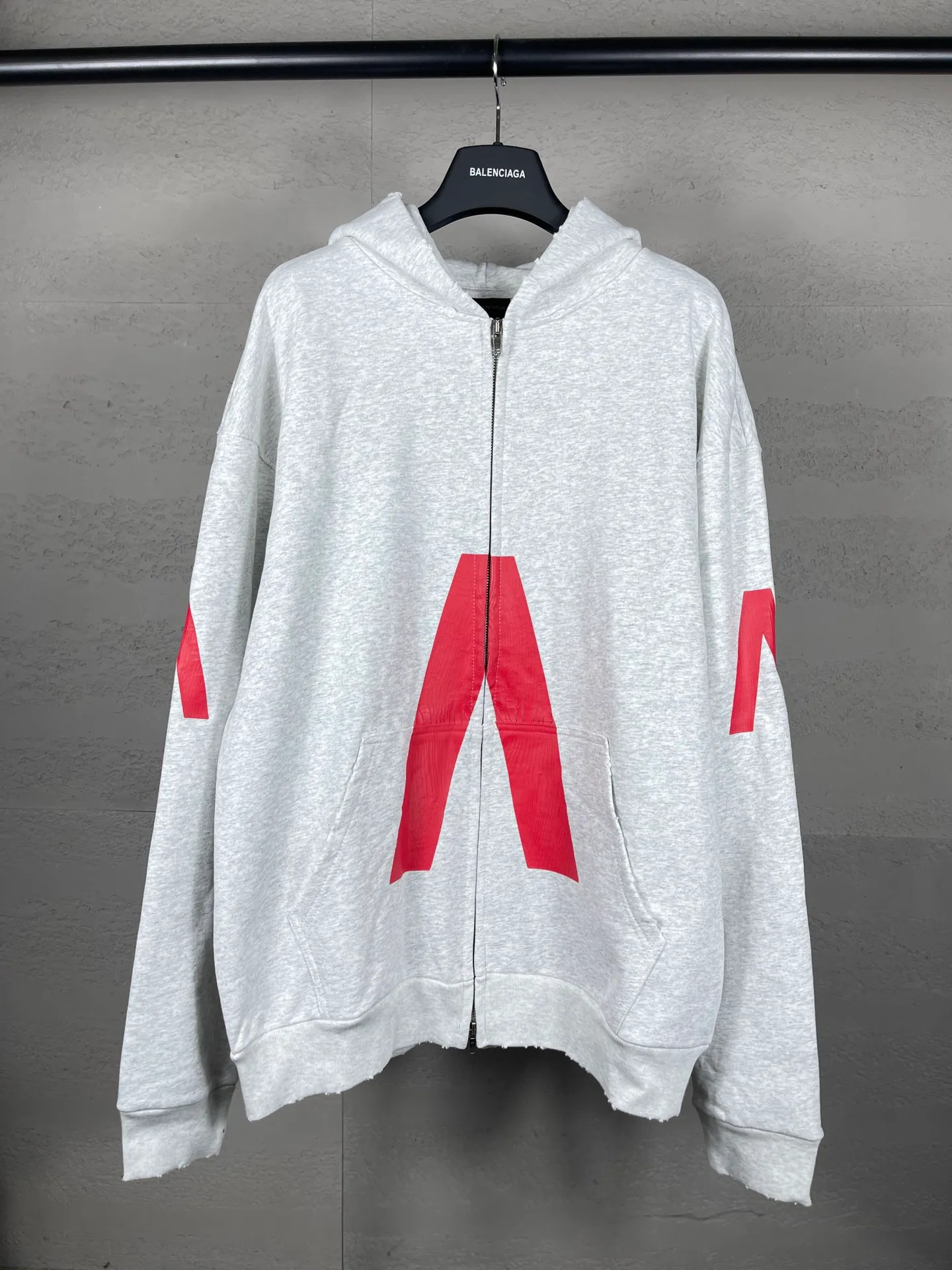 🅿️400 detailed picture [Top version. Official website quality] BALENCI*GA/Paris. 2024 latest global limited edition. BALENCIAGA joins forces with Archive to create a hooded sweatshirt. Crack printing is washed and worn, over-heavy craftsmanship, and brick cabinets are synchronized. ⚠️Distinguish the market currency, genuine development, worn. The hand-painted is consistent with ZP, and the printing uses imported cracking environmentally friendly glue. The garments are washed, worn and worn. The whole piece is designed with heavy craftsmanship. Comparisons welcome. The version adopts OS loose shoulder design. Same style for men and women. Code: BL238808 Color: black, gray and white. Size: XS S M L