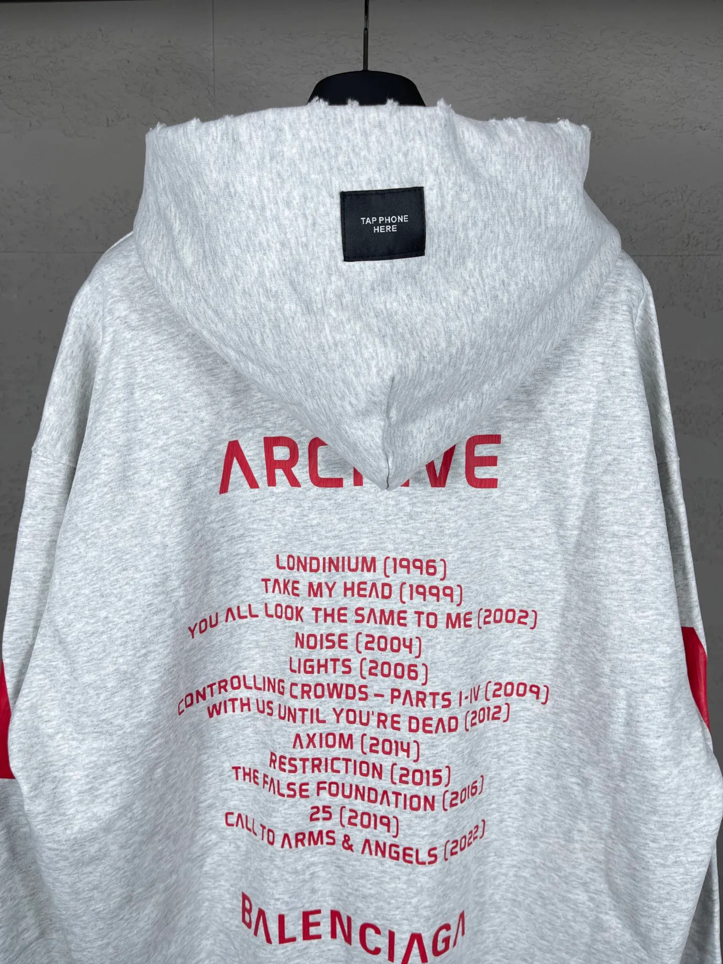🅿️400 detailed picture [Top version. Official website quality] BALENCI*GA/Paris. 2024 latest global limited edition. BALENCIAGA joins forces with Archive to create a hooded sweatshirt. Crack printing is washed and worn, over-heavy craftsmanship, and brick cabinets are synchronized. ⚠️Distinguish the market currency, genuine development, worn. The hand-painted is consistent with ZP, and the printing uses imported cracking environmentally friendly glue. The garments are washed, worn and worn. The whole piece is designed with heavy craftsmanship. Comparisons welcome. The version adopts OS loose shoulder design. Same style for men and women. Code: BL238808 Color: black, gray and white. Size: XS S M L