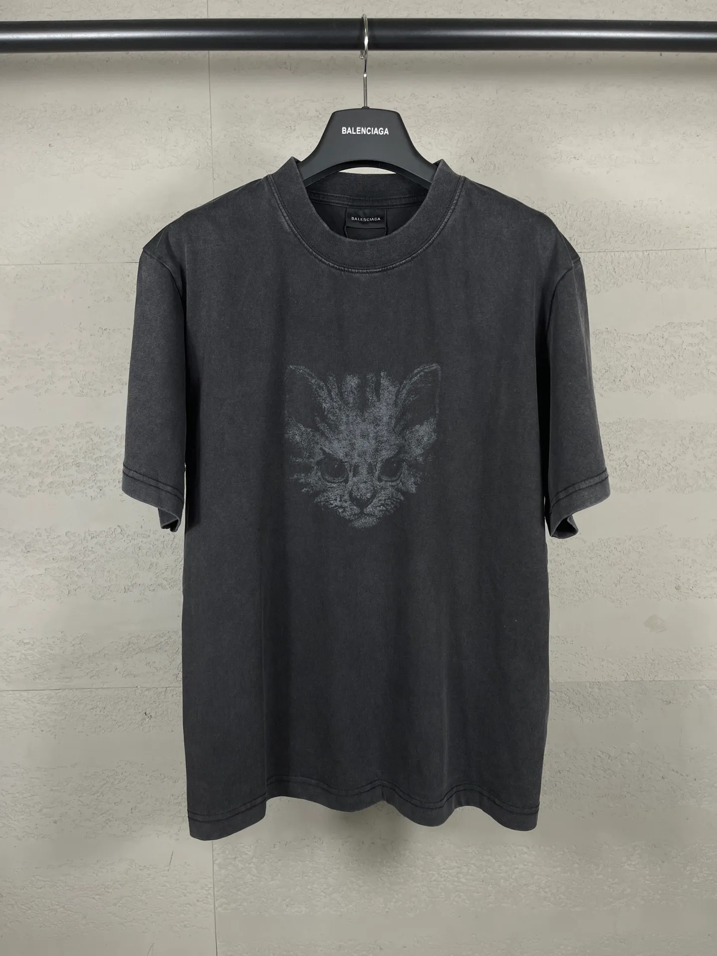 🅿️180 Attention‼ ️Female version. Actual pictures [top version. official website quality] BALENCI*GA/25 new model. Washed and distressed short-sleeved T-shirt with direct spray printing on the front # SS25 latest style. Research and development at the first time, different market currencies. Comparisons welcome. The fabric is made of Paris ZP custom-woven and dyed cotton double yarn. Weighing 260 grams, the cloth surface is clean. The cloth pattern is clear, soft and comfortable. The threads are dyed with no color difference. Printing adopts computer direct printing. Garments are washed and aged. Jubie market currency. Welcome to compare. The version adopts the medium version. Women's version Code: BL253732 Color: Washed black, gray and white Size: XS S M L
