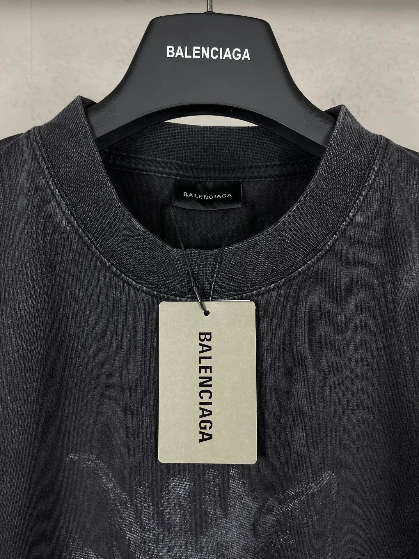 🅿️180 Attention‼ ️Female version. Actual pictures [top version. official website quality] BALENCI*GA/25 new model. Washed and distressed short-sleeved T-shirt with direct spray printing on the front # SS25 latest style. Research and development at the first time, different market currencies. Comparisons welcome. The fabric is made of Paris ZP custom-woven and dyed cotton double yarn. Weighing 260 grams, the cloth surface is clean. The cloth pattern is clear, soft and comfortable. The threads are dyed with no color difference. Printing adopts computer direct printing. Garments are washed and aged. Jubie market currency. Welcome to compare. The version adopts the medium version. Women's version Code: BL253732 Color: Washed black, gray and white Size: XS S M L