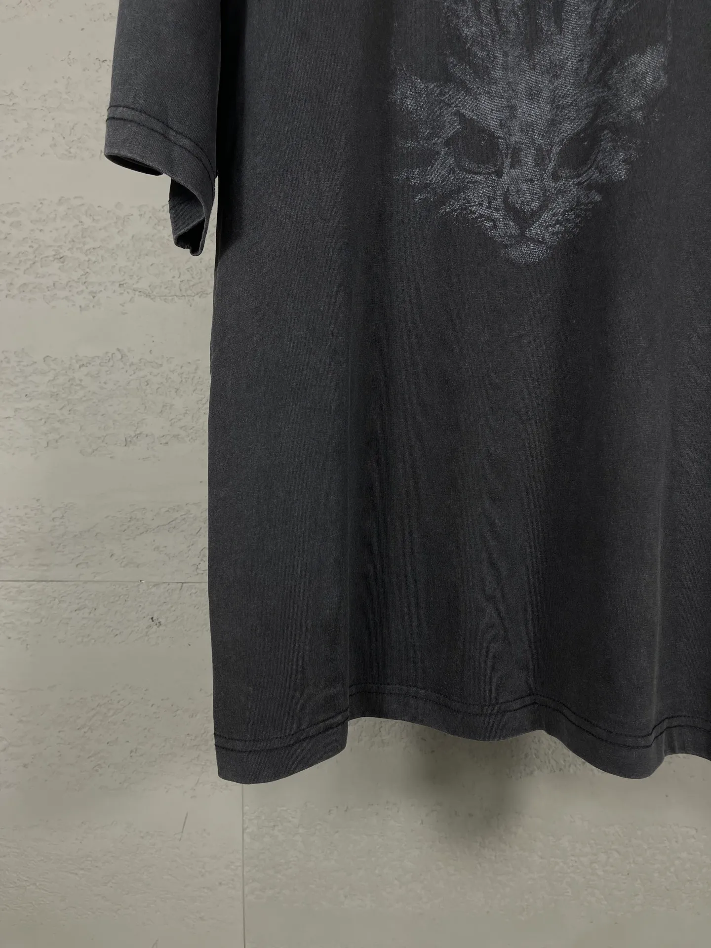 🅿️180 Attention‼ ️Female version. Actual pictures [top version. official website quality] BALENCI*GA/25 new model. Washed and distressed short-sleeved T-shirt with direct spray printing on the front # SS25 latest style. Research and development at the first time, different market currencies. Comparisons welcome. The fabric is made of Paris ZP custom-woven and dyed cotton double yarn. Weighing 260 grams, the cloth surface is clean. The cloth pattern is clear, soft and comfortable. The threads are dyed with no color difference. Printing adopts computer direct printing. Garments are washed and aged. Jubie market currency. Welcome to compare. The version adopts the medium version. Women's version Code: BL253732 Color: Washed black, gray and white Size: XS S M L