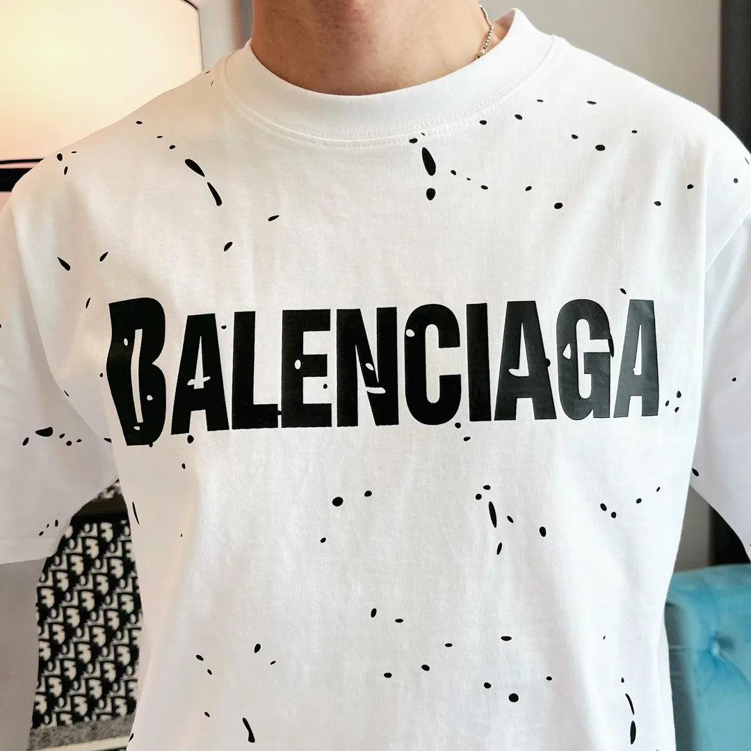 🎀Hot model pictures🎀【New】The top tested version BALENCIAGA 23SS spring and summer new style splash-ink distressed pure cotton short-sleeved T-shirt. The process adopts Kangli printing cracking effect. The front panel printing glue bursting effect uses imported transparent slurry to scrape the bottom to make the printing bursting feel uniform.  (PS: If this process is missing, the printing will easily fall off in large areas after cracking) Precise craftsmanship and full of details. The fabric has been washed, with special BB logo printing effect, and the whole body is painted. The starting version of the pipe network is 280 grams of double yarn pure cotton fabric. Color: Gray Black White Size: XS－L P:260
