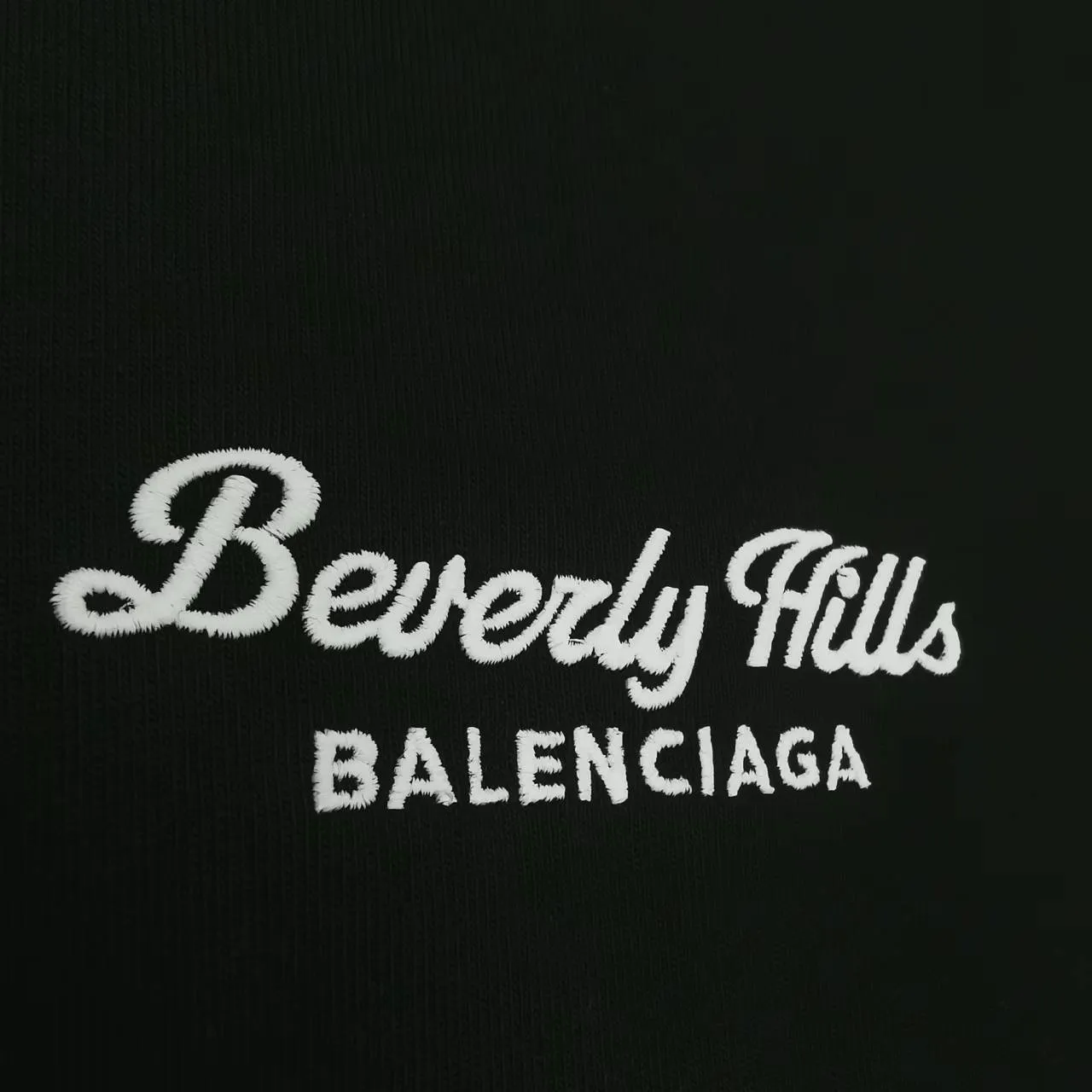 Top version of Balenciaga/Balenciaga's new round-neck short-sleeved T-shirt with small logo letter embroidery - - Purchase the original mold and make it, with a full set of customized accessories, details determine success or failure - Balenciaga is one of the most influential brands in the fashion industry. Founded in 1919 by Cristóbal Balenciaga and settled in Paris in 1936, he led many important fashion movements between 1930 and 1968. The representative ready-to-wear collection embodies the brand's identity - Fabric: 280 grams of custom-made double yarn high-density cotton fabric - Craftsmanship: The entire garment is precision embossed - Accessories: A complete set of original Balenciaga counter accessories - Available for both men and women Black - Size: XS S M L P: 260
