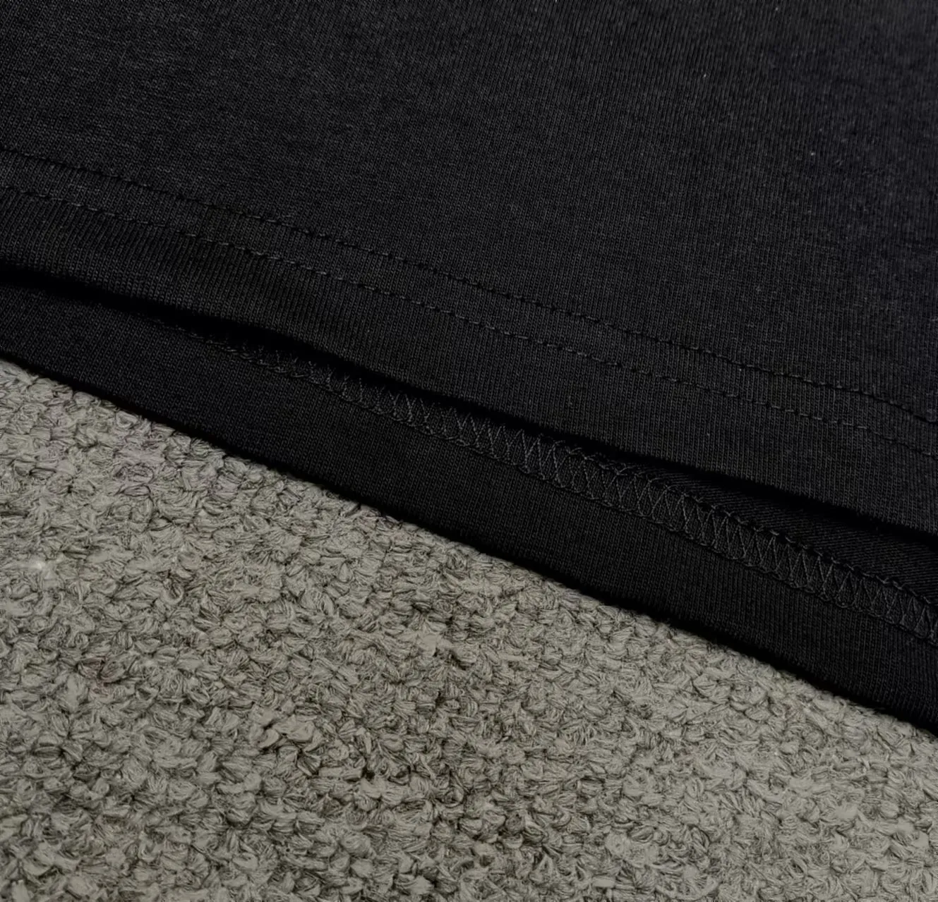 Top version of Balenciaga/Balenciaga's new round-neck short-sleeved T-shirt with small logo letter embroidery - - Purchase the original mold and make it, with a full set of customized accessories, details determine success or failure - Balenciaga is one of the most influential brands in the fashion industry. Founded in 1919 by Cristóbal Balenciaga and settled in Paris in 1936, he led many important fashion movements between 1930 and 1968. The representative ready-to-wear collection embodies the brand's identity - Fabric: 280 grams of custom-made double yarn high-density cotton fabric - Craftsmanship: The entire garment is precision embossed - Accessories: A complete set of original Balenciaga counter accessories - Available for both men and women Black - Size: XS S M L P: 260