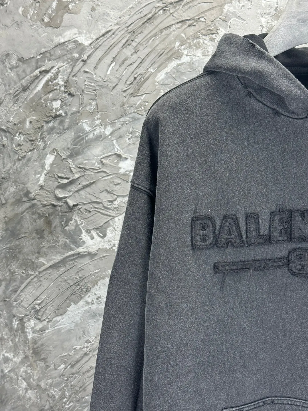 🅿️370 BALENCI*GA Paris' latest hooded long-sleeved sweatshirt with chest patch with letter LOGO. The classic letter LOGO on the front is patched and embroidered with an imported Tajima embroidery machine. The master manually positions and hand-grinds the fixed points. The ready-made garments are washed, aged and worn. Overweight craftsmanship. The effect is three-dimensional. Exclusively pattern-woven and dyed 460g fabric. Threads are dyed in the same vat with zero color difference. Brick cabinet synchronization. Welcome to compare. Same style for men and women -Color: washed black -SIZE: Xs S M L style number 8960#